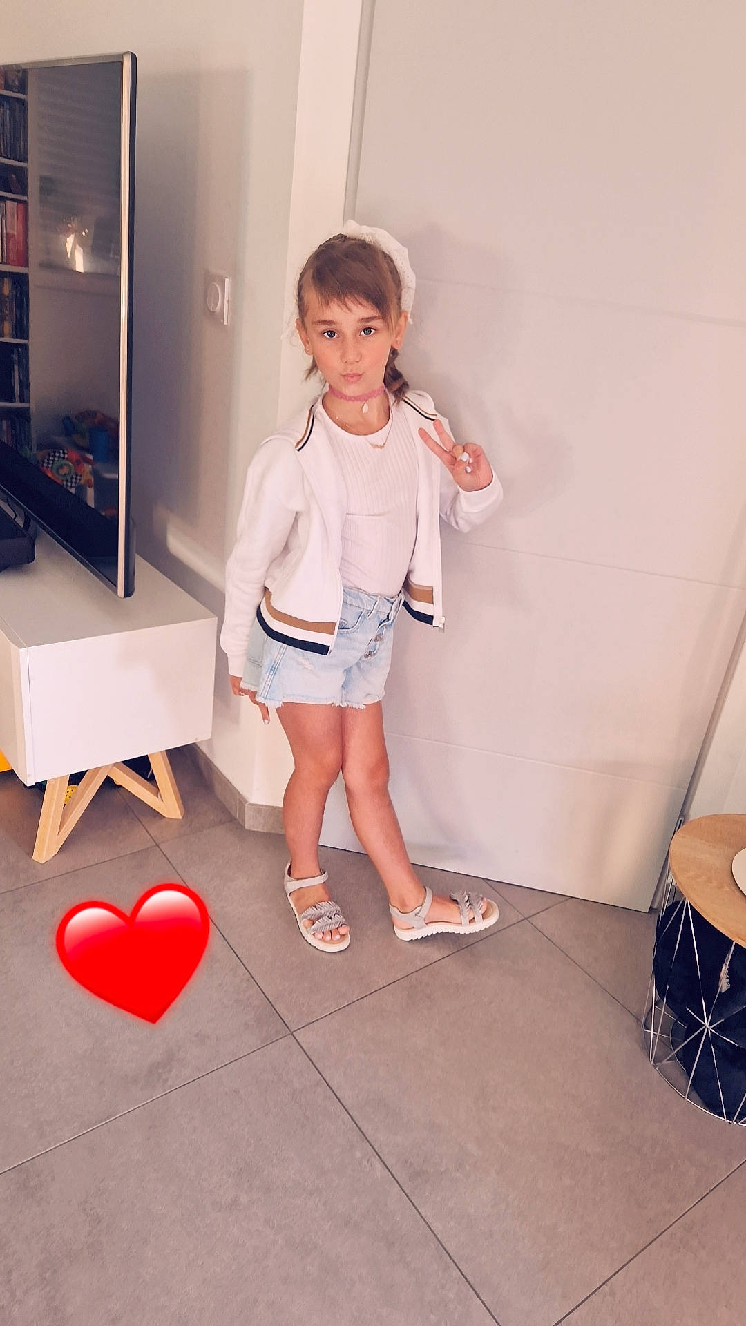 Maélya a rejoint le concours — aidez-le/la à gagner de superbes lots ! balloon, boot, event, fashion, fashion_design, floor, flooring, foot, fun, human_leg, joint, knee, leg, person, room, sandal, shorts, sitting, standing, thigh