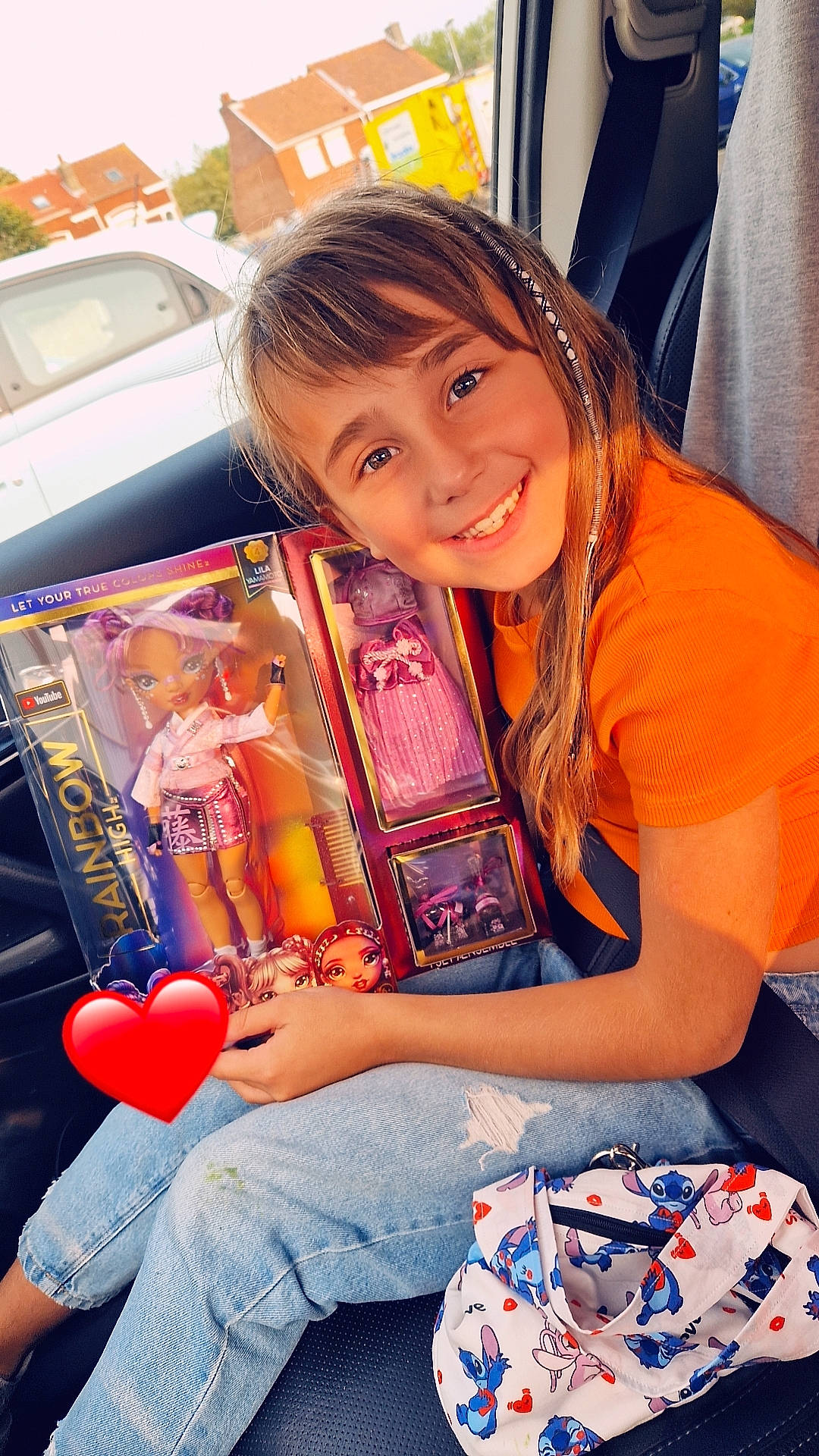 Maélya participe au concours pour gagner de l'argent avec cette photo : balloon, beauty, child, event, fun, happy, joy, lap, leisure, long_hair, orange, organ, person, recreation, sitting, smile, summer, t_shirt, textile, thigh