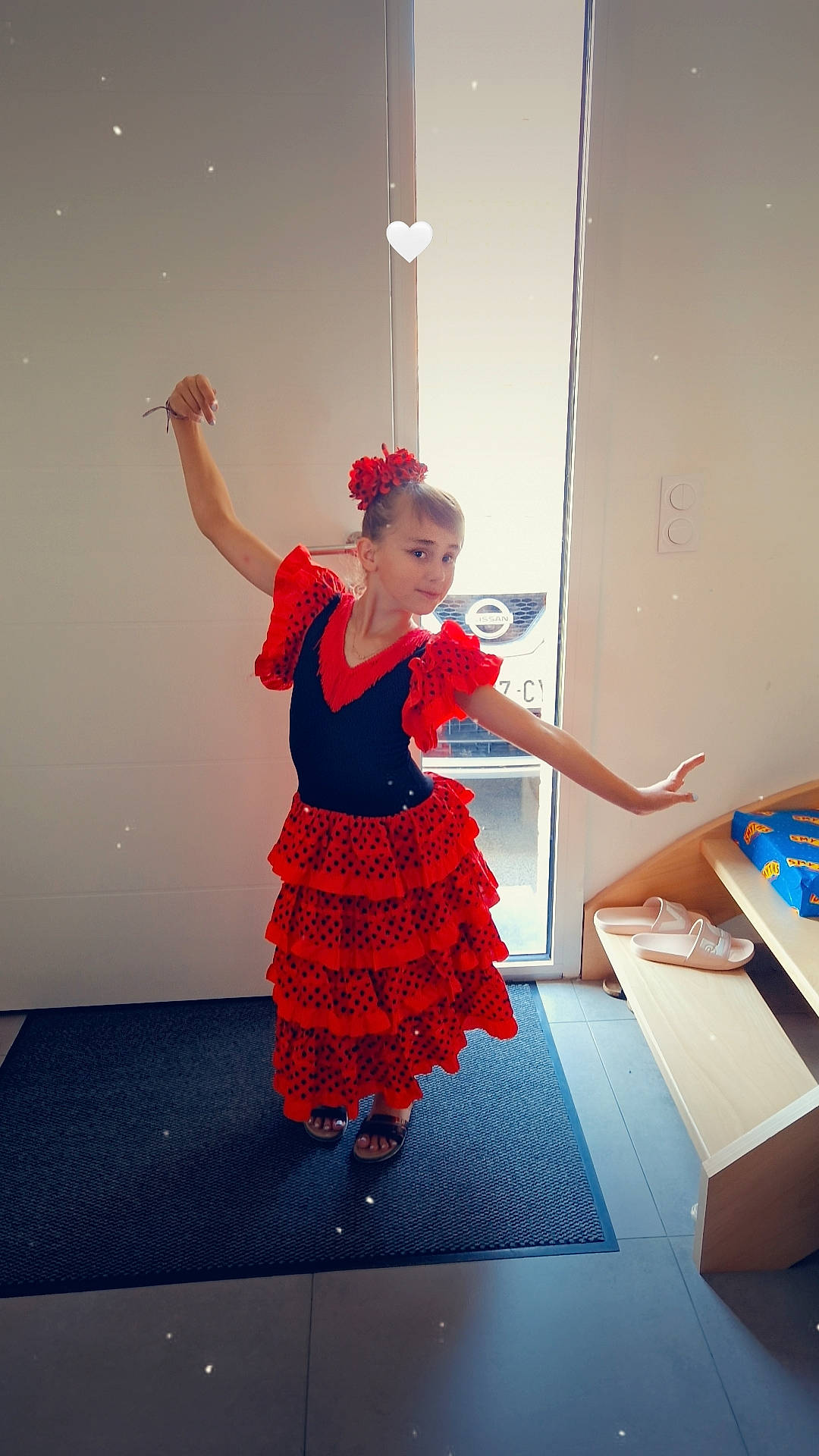 Maélya a rejoint le concours — aidez-le/la à gagner de superbes lots ! abdomen, balance, choreography, dance, electric_blue, entertainment, event, fashion_design, flooring, human_leg, knee, magenta, one_piece_garment, performing_arts, person, room, sportswear, thigh, toddler, trunk