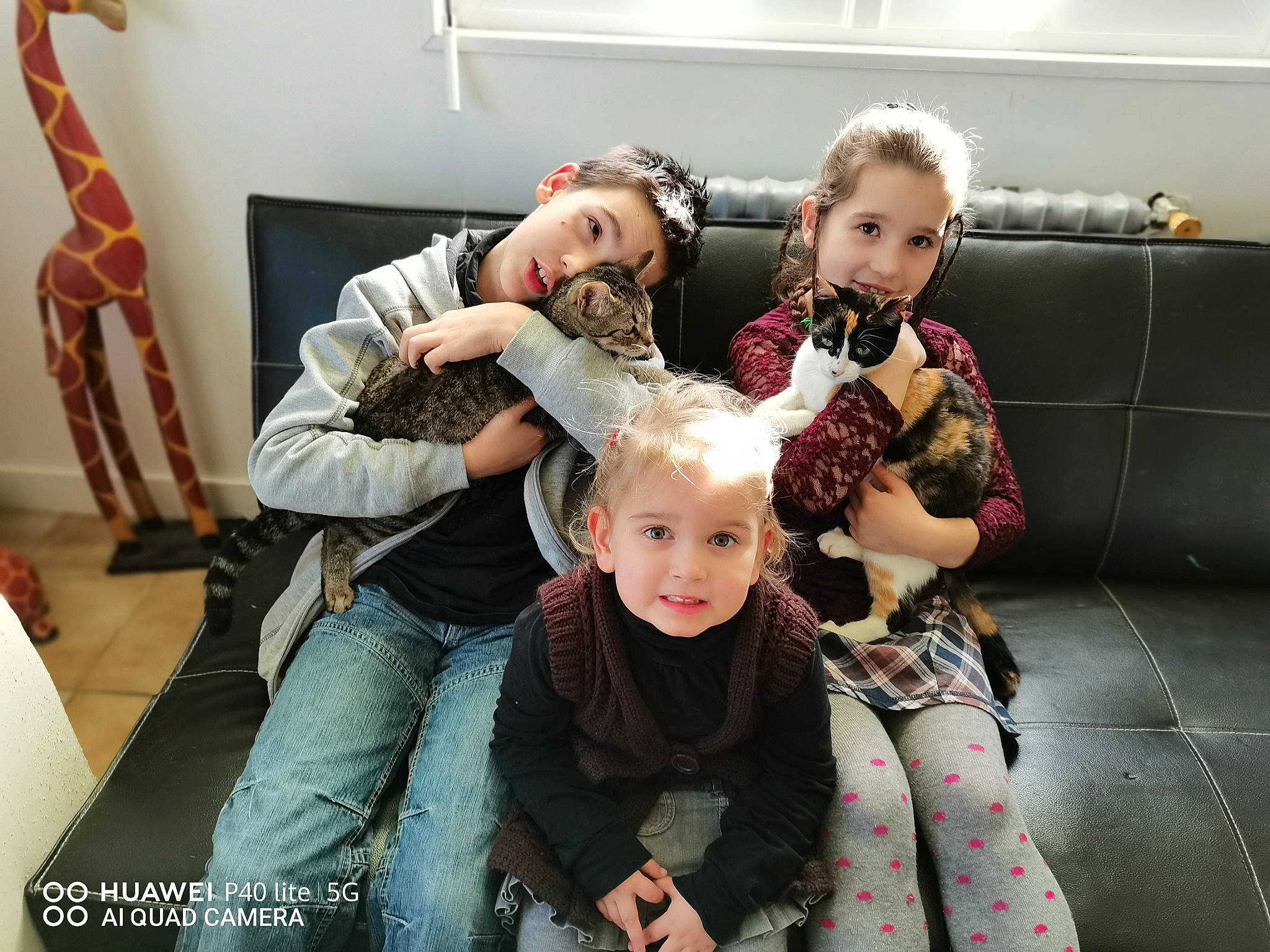 Raclette Et Tartiflette participe au concours pour gagner de l'argent avec cette photo : baby, child, comfort, couch, event, eyewear, family, family_pictures, fashion_design, flash_photography, fun, fur, gesture, happy, laugh, portrait_photography, room, sitting, smile, toddler