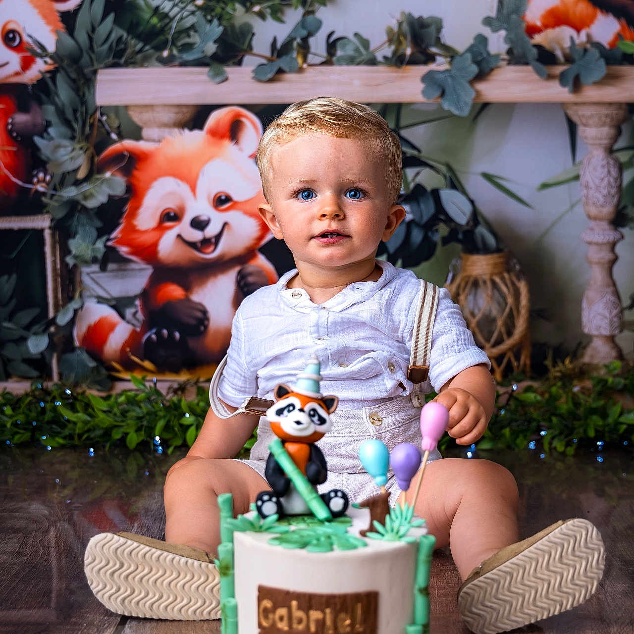Gabriel a rejoint le concours — aidez-le/la à gagner de superbes lots ! balloons, birthday, blue_eyes, cake, celebration, child, cute, decorations, floor, greenery, indoor, party, plants, red_panda, smiling, suspenders, toddler, toy, white_clothing, wooden_floor