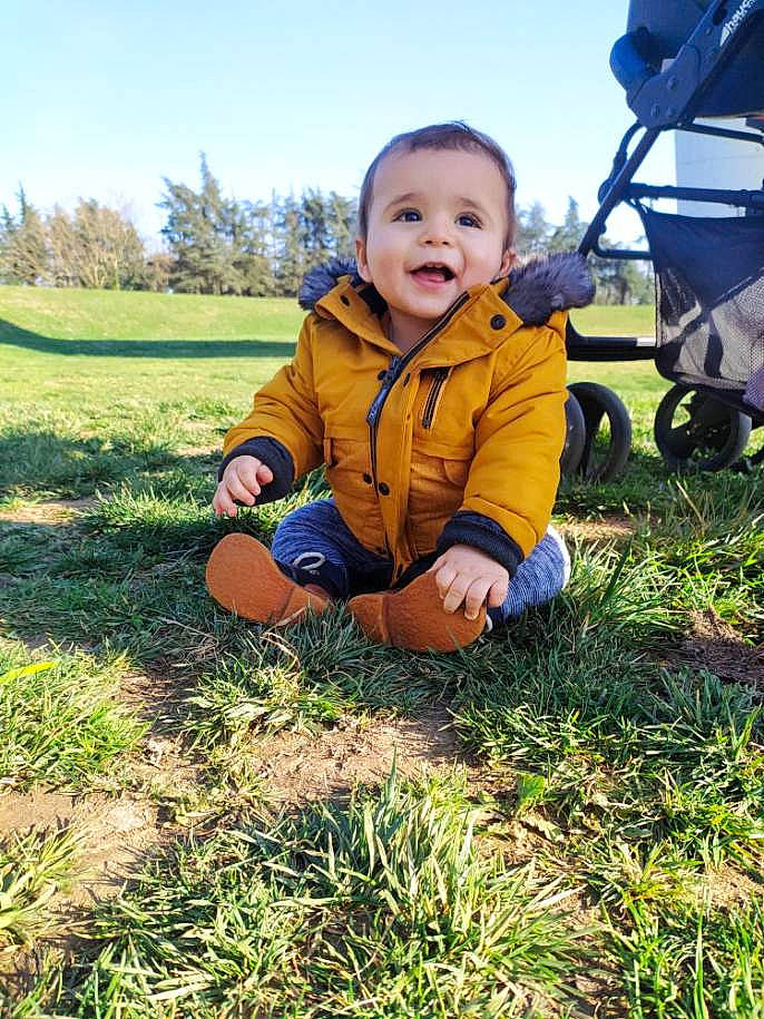 Ahmed participe au concours pour gagner de l'argent avec cette photo : baby, baby_toddler_clothing, grass, grass_family, grassland, happy, human_body, jacket, landscape, lawn, leisure, meadow, people_in_nature, person, plant, prairie, sky, smile, sneakers, toddler