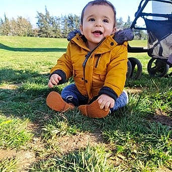 Ahmed participe au concours pour gagner de l'argent avec cette photo : baby, baby_toddler_clothing, child, cloud, eye, face, grass, grassland, happy, jacket, landscape, meadow, people_in_nature, person, plant, sky, sleeve, smile, soil, toddler