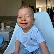 Milann a rejoint le concours — aidez-le/la à gagner de superbes lots ! baby, boy, child, smiling, happy, white_tshirt, jeans, ripped_jeans, indoor, chair, living_room, furniture, casual_clothing, portrait, cute, young_child, seated, natural_light, home, person