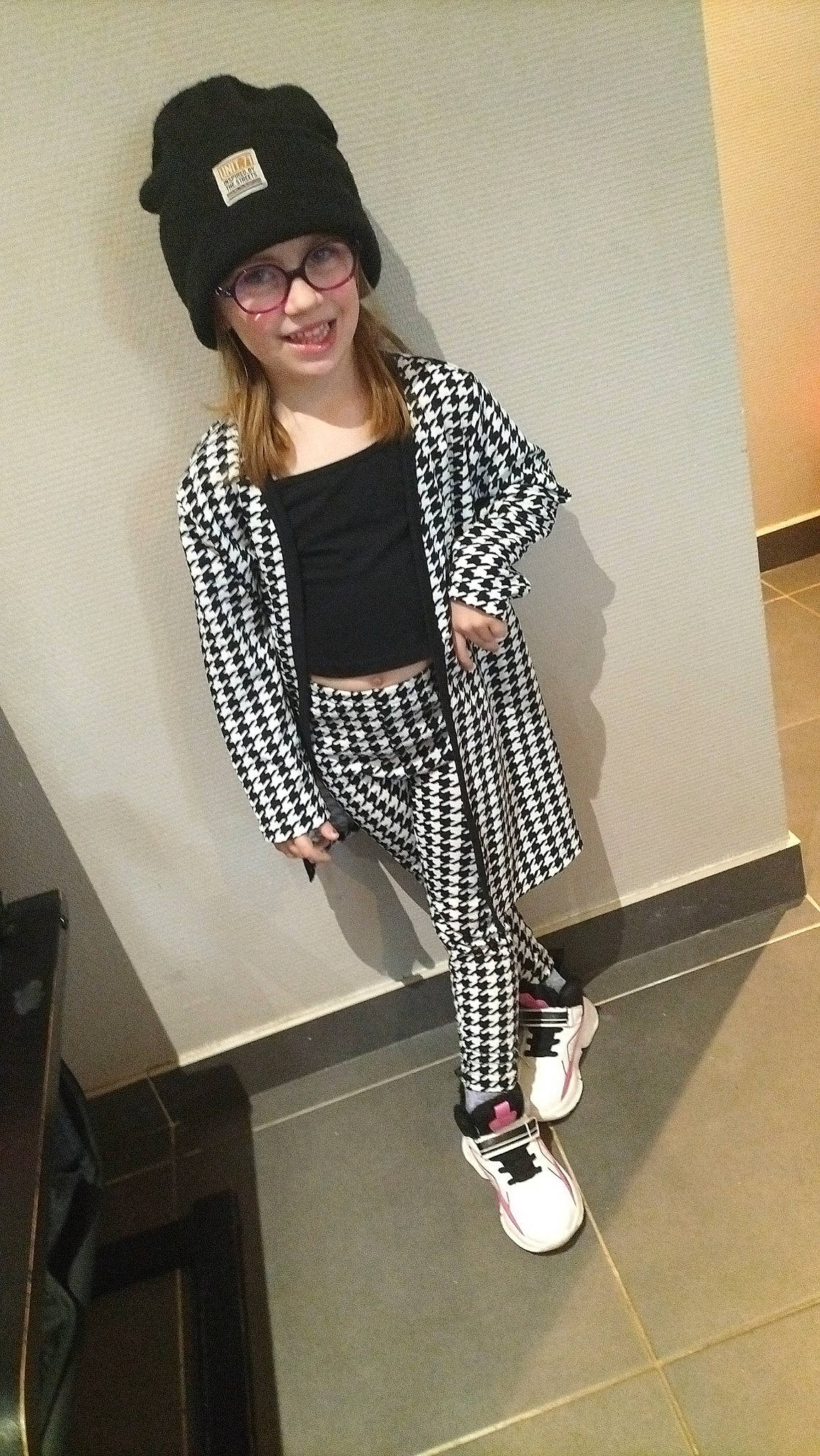 Cléo participe au concours pour gagner de l'argent avec cette photo : blazer, collar, cool, eyewear, fashion, fashion_design, glasses, hat, headwear, joy, knee, neck, pattern, person, plaid, sleeve, smile, sportswear, sunglasses, t_shirt