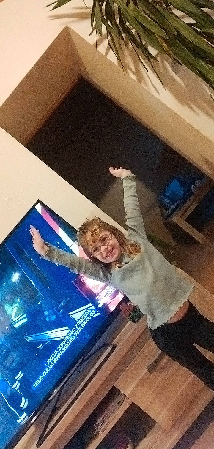 Cléo participe au concours pour gagner de l'argent avec cette photo : advertising, automotive_design, display_device, electric_blue, flooring, fun, joy, leisure, magenta, person, room, smile, t_shirt, toddler, vehicle_door, visual_arts, wood