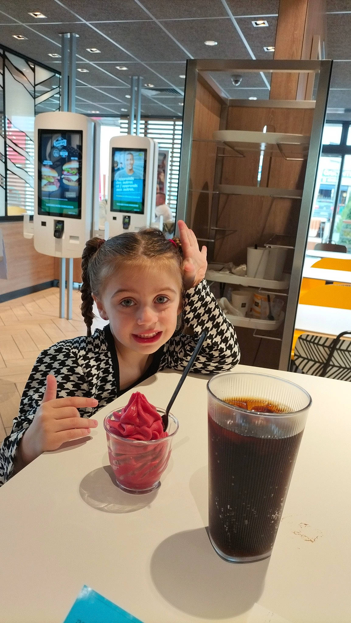 Cléo participe au concours pour gagner de l'argent avec cette photo : chair, child, desk, drink, drinking_straw, drinkware, flooring, food, fun, ingredient, joy, leisure, non_alcoholic_beverage, person, smile, soft_drink, t_shirt, table, tableware, television