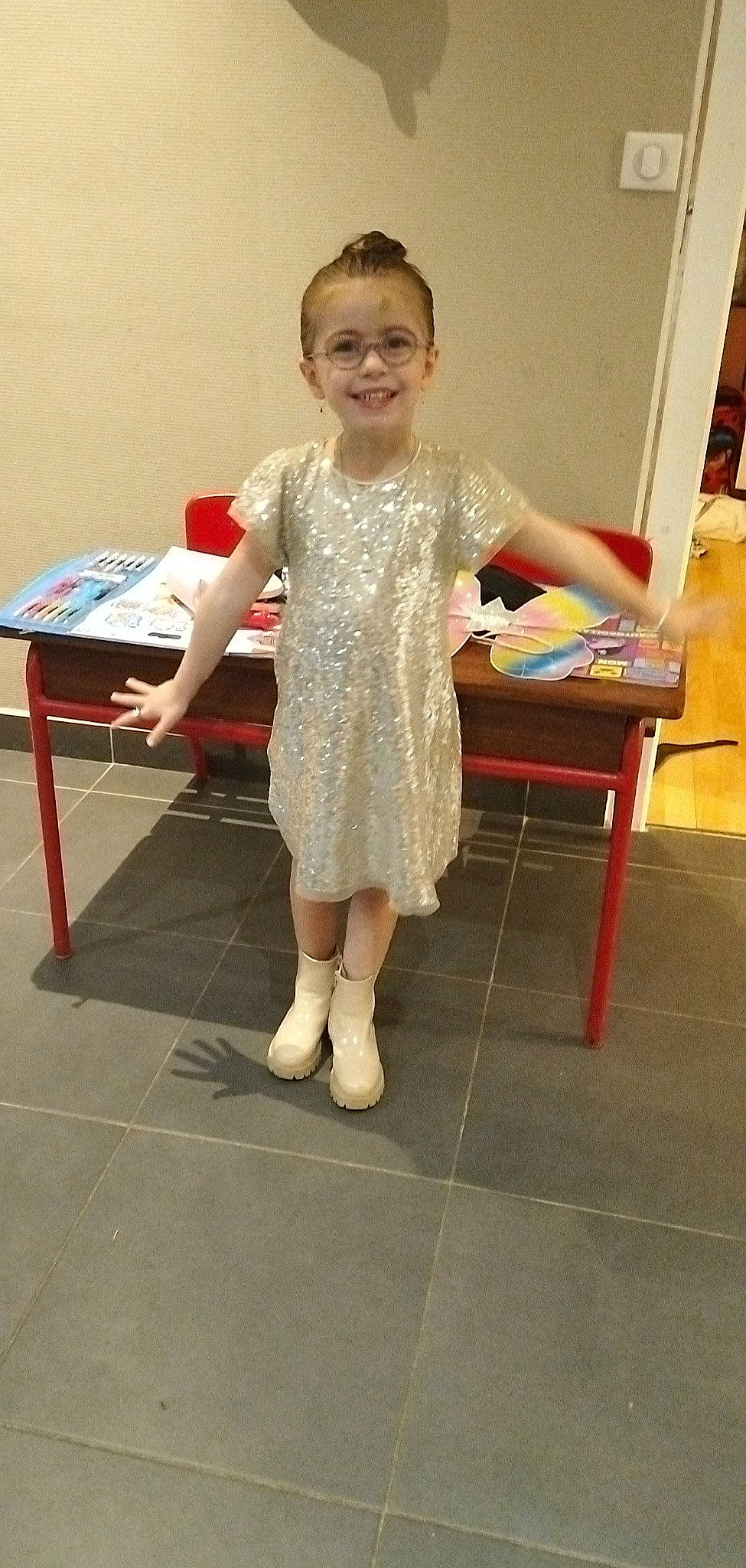Cléo a rejoint le concours — aidez-le/la à gagner de superbes lots ! baby_toddler_clothing, barefoot, child, dress, floor, flooring, fun, happy, human_leg, joint, joy, knee, leg, person, play, sitting, sleeve, smile, standing, table