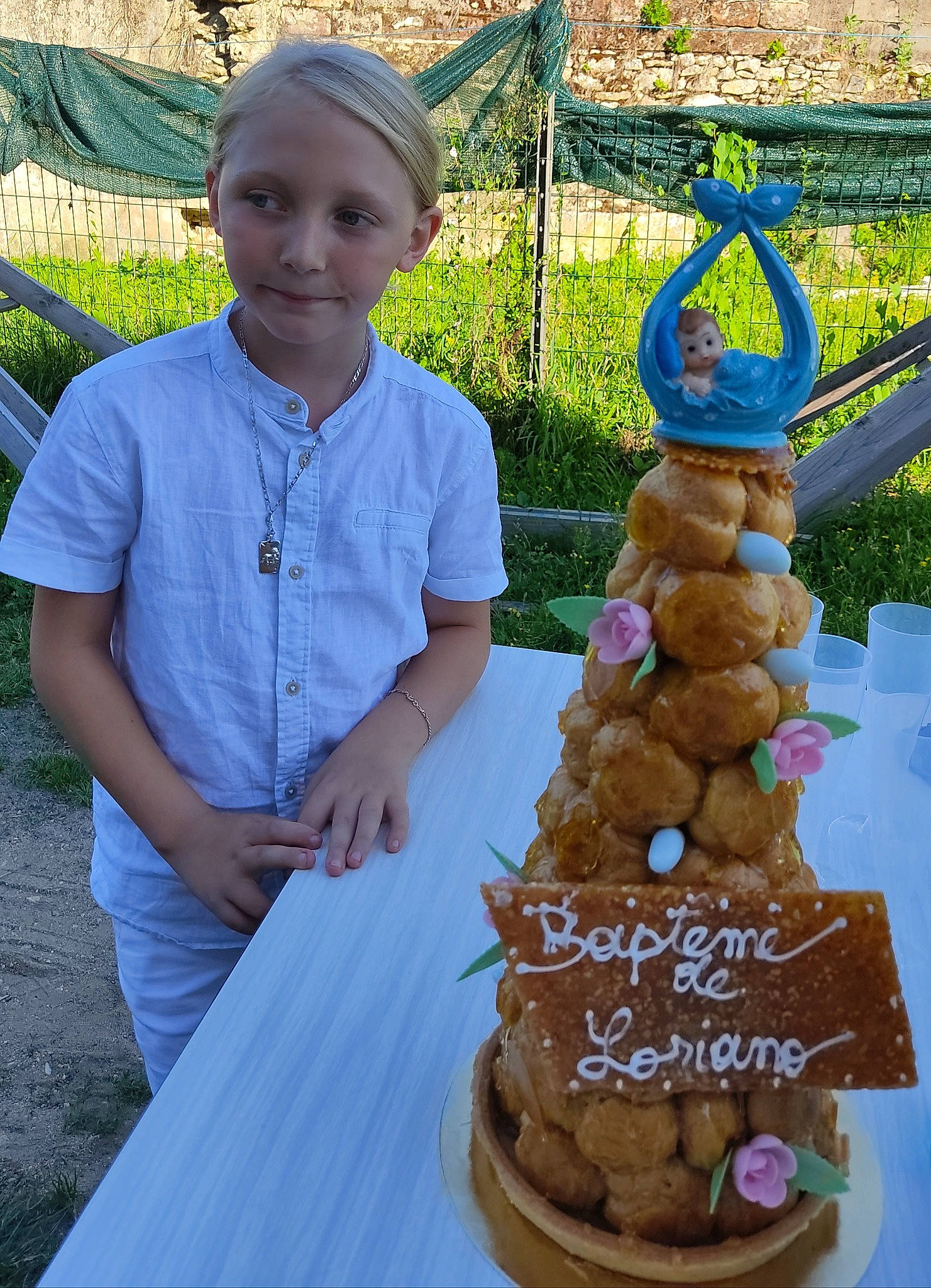 Loriano a rejoint le concours — aidez-le/la à gagner de superbes lots ! baked_goods, birthday_cake, cake, cake_decorating, cuisine, dessert, dish, event, finger_food, food, grass, green, icing, ingredient, leisure, person, plant, plate, sugar_cake, table
