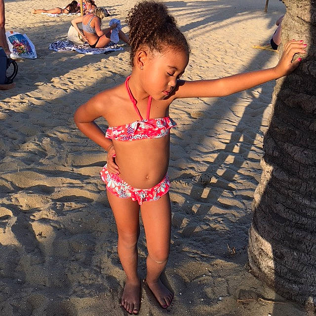 Lina participe au concours pour gagner de l'argent avec cette photo : abdomen, beauty, bikini, clothing, fun, human_leg, leg, lingerie, navel, person, summer, swimsuit_bottom, swimsuit_top, swimwear, thigh, undergarment, vacation