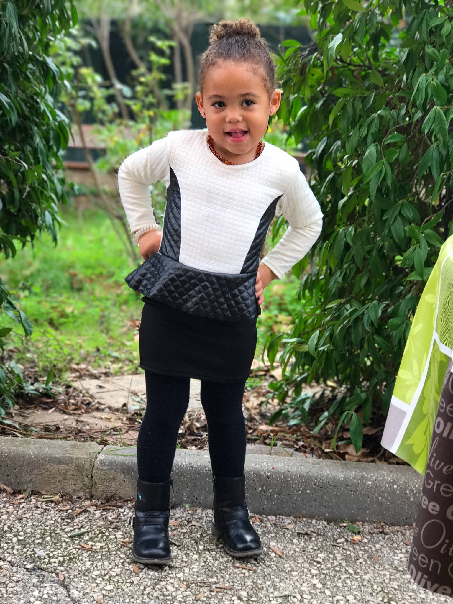 Lina participe au concours pour gagner de l'argent avec cette photo : child, child_model, clothing, fashion, footwear, jeans, joy, leg, leggings, outerwear, person, photography, plant, product, shoe, sleeve, sportswear, t_shirt, textile, tights