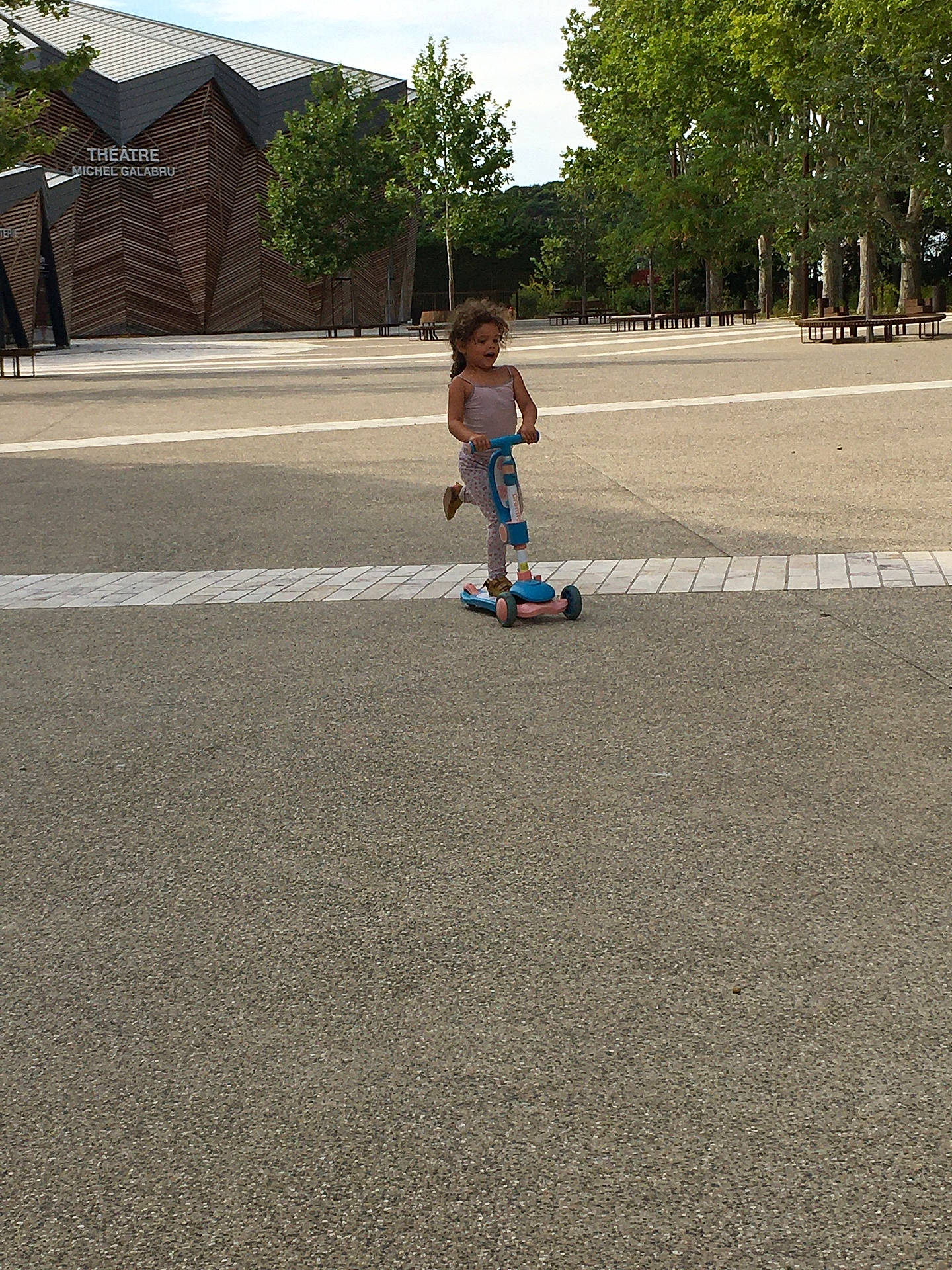 Maily a rejoint le concours — aidez-le/la à gagner de superbes lots ! child, city, clothing, face, female, footwear, girl, head, machine, outdoors, person, plant, road, shoe, shorts, tarmac, transportation, tree, urban, wheel