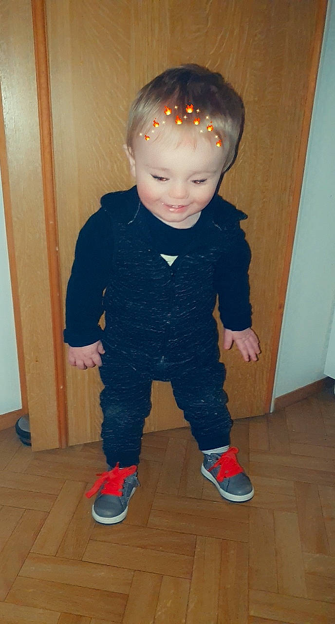 Matthys a rejoint le concours — aidez-le/la à gagner de superbes lots ! baby, baby_toddler_clothing, cheek, child, cool, ear, floor, flooring, joy, laminate_flooring, long_sleeved_t_shirt, outdoor_shoe, person, shoe, sleeve, sneakers, sock, standing, toddler, walking_shoe