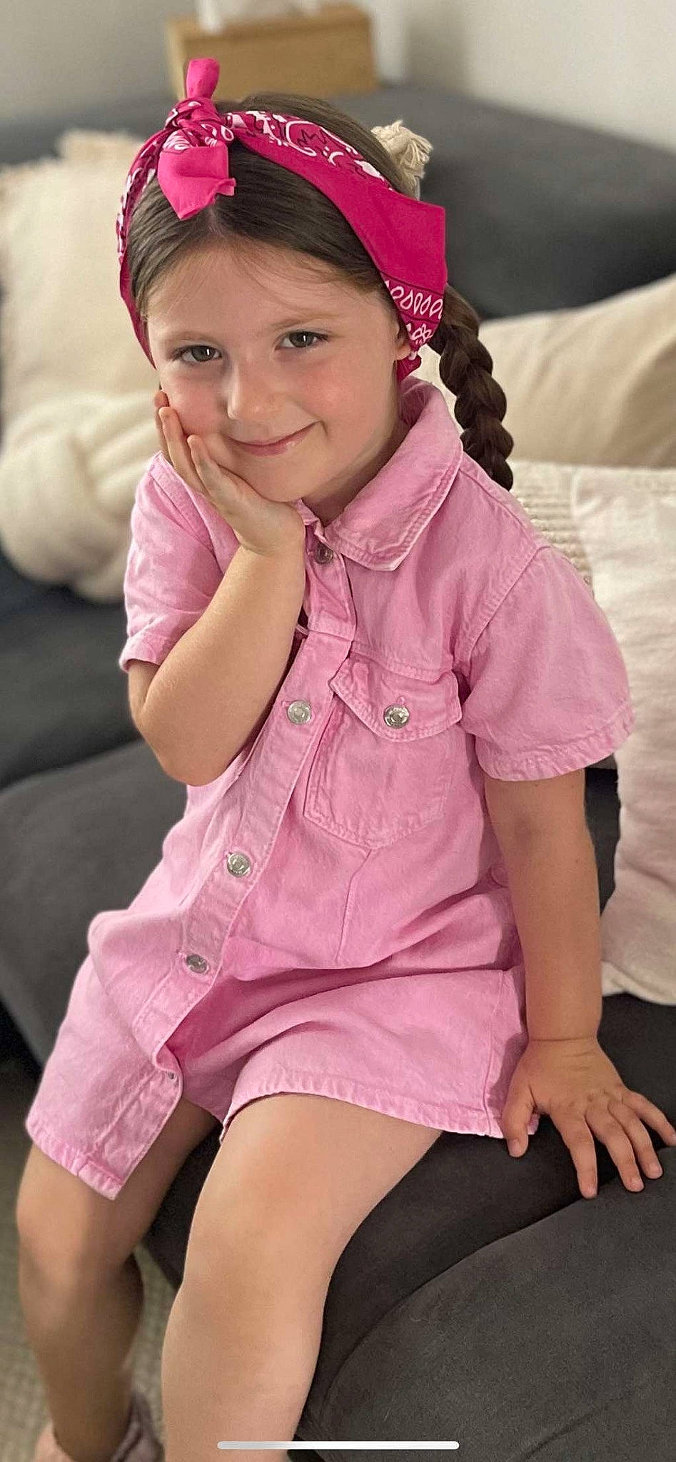 Myla a rejoint le concours — aidez-le/la à gagner de superbes lots ! cap, cheek, chin, face, hairstyle, happy, human_body, human_leg, joy, lip, magenta, mouth, neck, organ, person, pink, skin, sleeve, smile, thigh