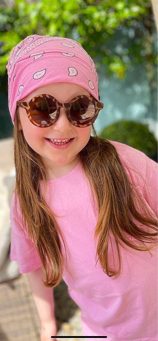 Myla participe au concours pour gagner de l'argent avec cette photo : baseball_cap, cap, cool, eyewear, glasses, goggles, grass, hair, happy, head, headgear, headwear, joy, lip, long_hair, magenta, person, pink, plant, recreation