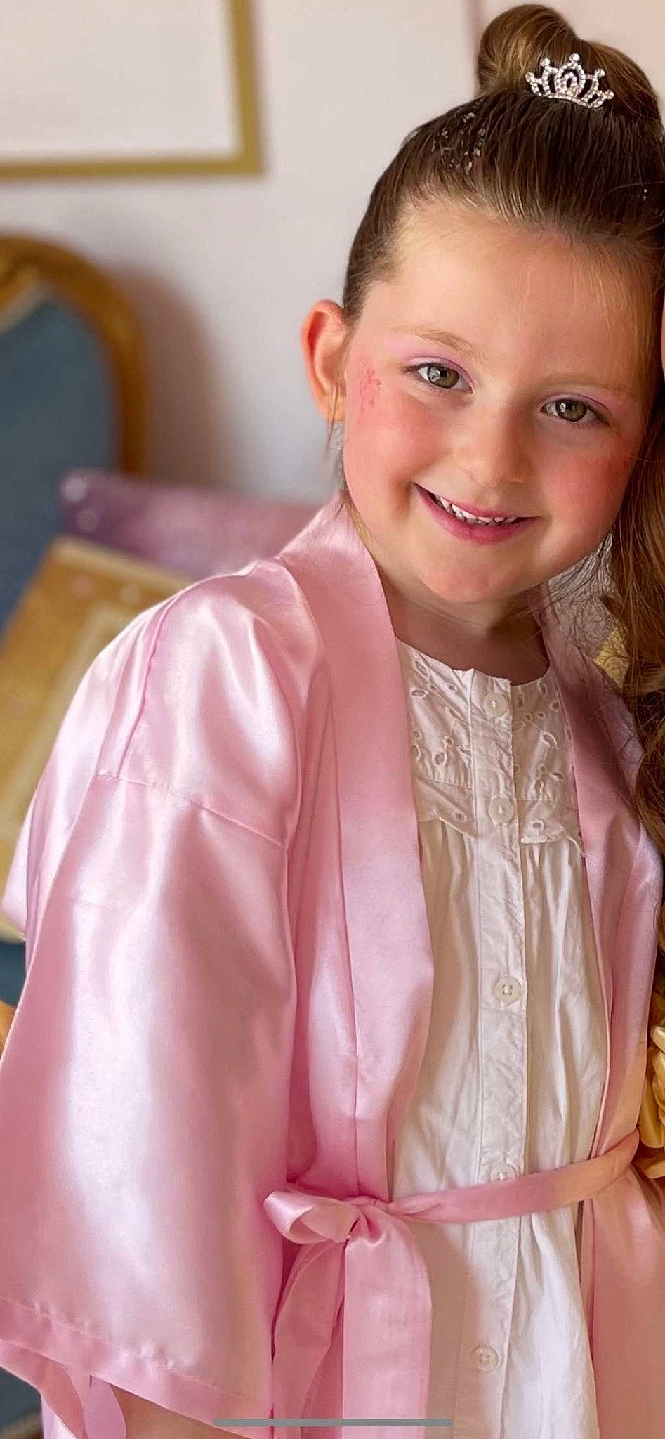 Myla participe au concours pour gagner de l'argent avec cette photo : blond, brown_hair, cheek, chest, chin, dress_shirt, eyebrow, eyelash, fashion_design, formal_wear, happy, human_body, iris, joy, lip, long_hair, magenta, person, pink, skin