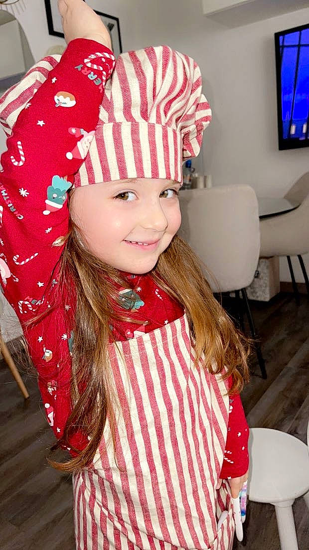 Myla participe au concours pour gagner de l'argent avec cette photo : cap, child, christmas, clothing, costume_hat, happy, headwear, helmet, joy, knit_cap, lip, long_hair, magenta, pattern, person, picture_frame, pink, sleeve, smile, television