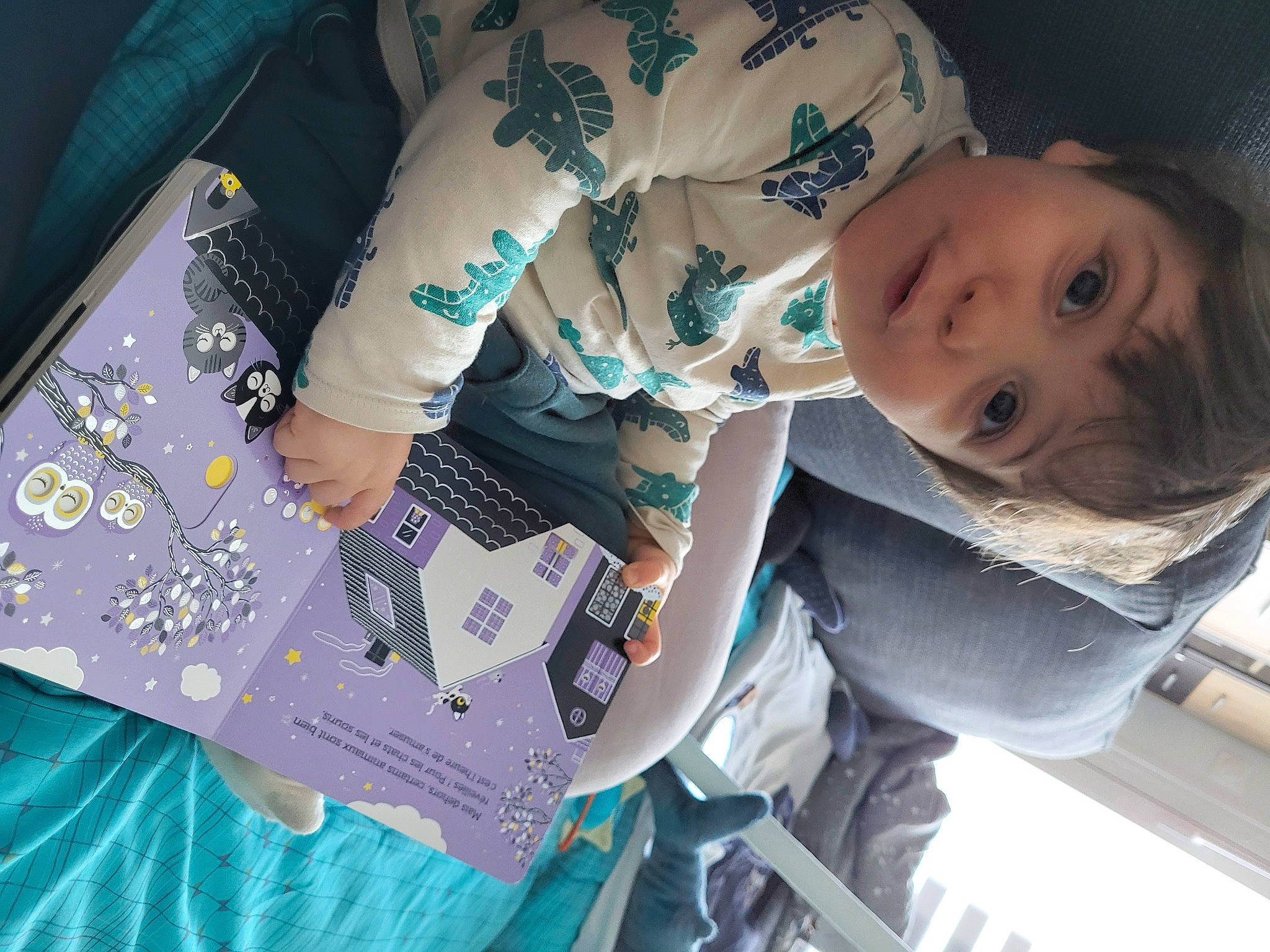 Hugo participe au concours pour gagner de l'argent avec cette photo : baby, baby_products, child, electric_blue, fun, happy, linens, nail, pattern, person, sitting, sleeve, smile, t_shirt, toddler, tree, visual_arts