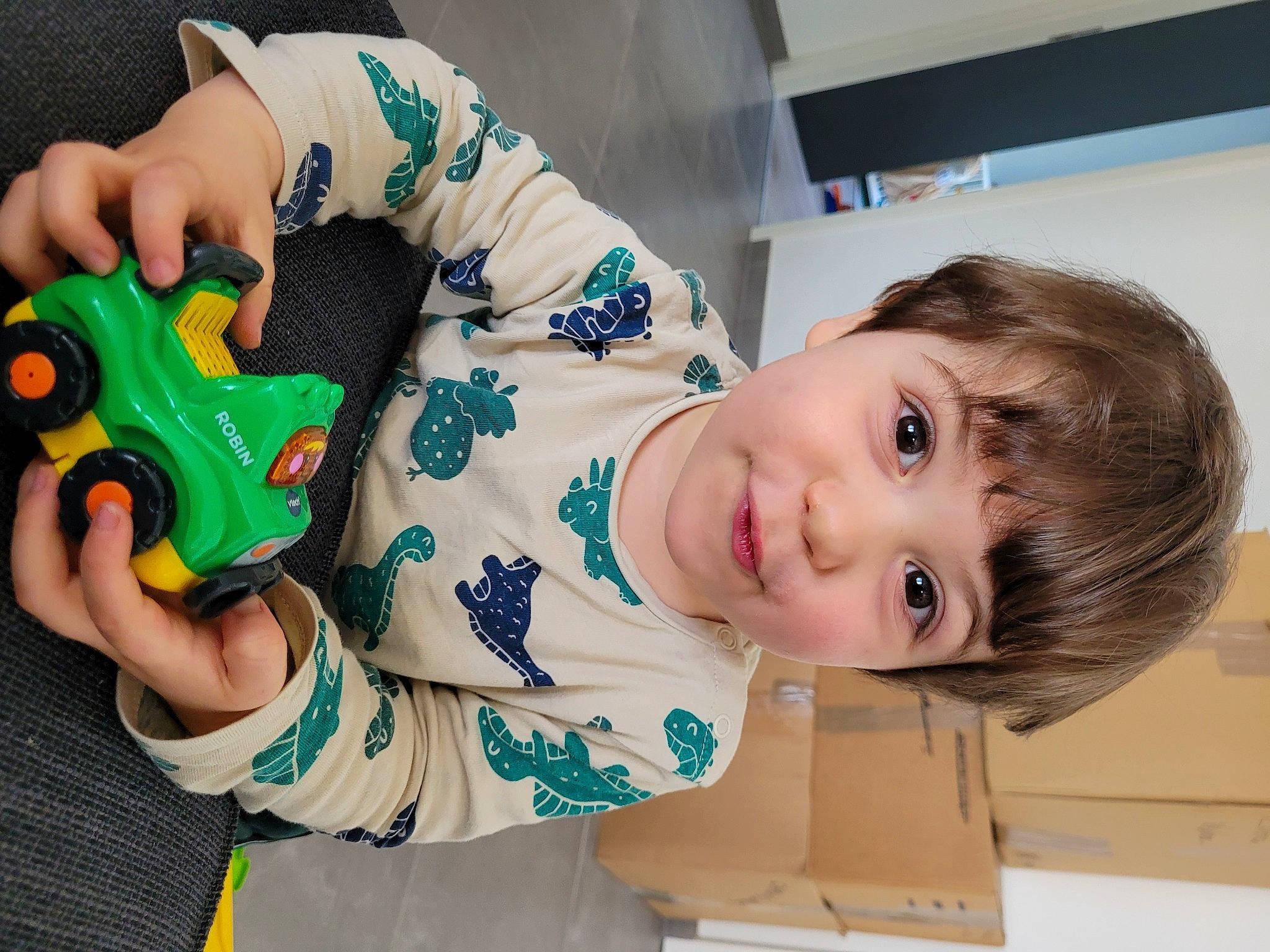 Hugo a rejoint le concours — aidez-le/la à gagner de superbes lots ! baby_playing_with_toys, baby_toddler_clothing, baby_toys, child, finger, fun, happy, mouth, nail, person, plastic, play, room, sitting, skin, sleeve, smile, stuffed_toy, thumb, toddler