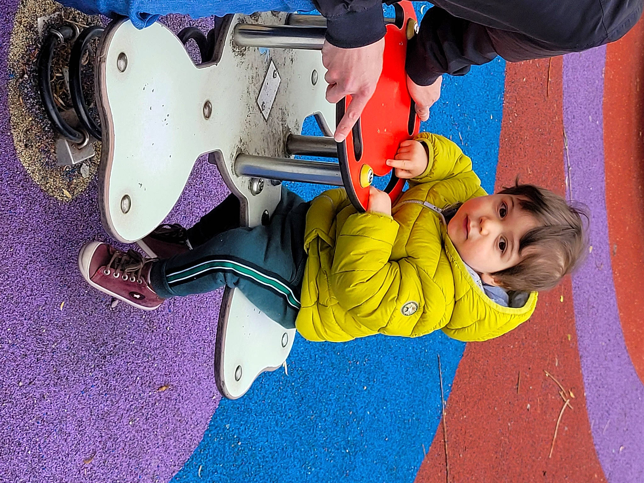 Hugo participe au concours pour gagner de l'argent avec cette photo : carmine, child, electric_blue, fun, happy, leisure, machine, musical_instrument, person, play, recreation, shoe, smile, toddler