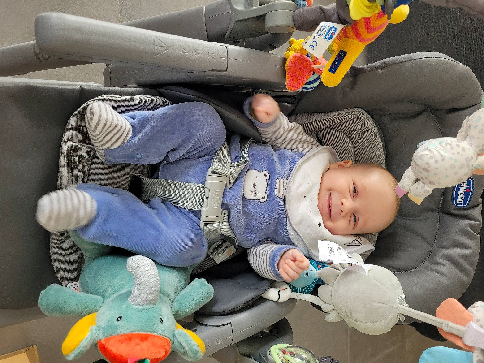Erwan a rejoint le concours — aidez-le/la à gagner de superbes lots ! baby, baby_carriage, baby_products, baby_toddler_clothing, car_seat, child, comfort, fictional_character, fun, head, human_body, joy, lap, person, play, product, sitting, snapshot, space, stuffed_toy