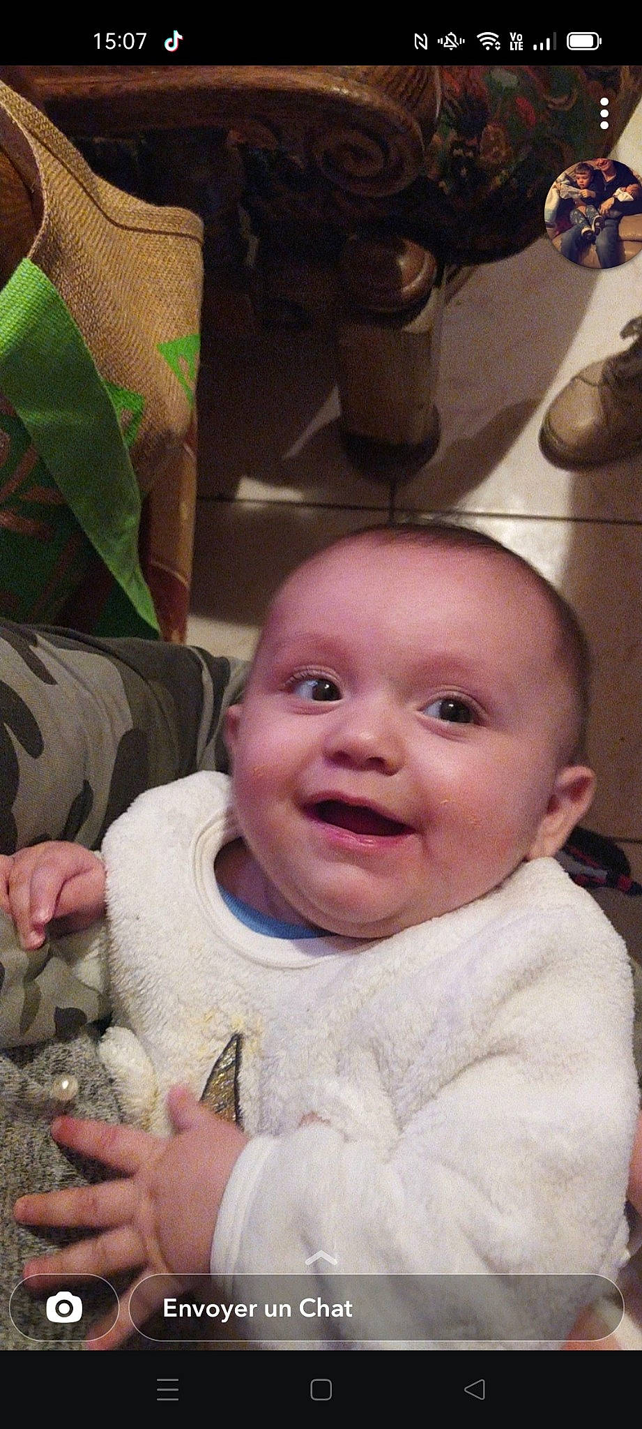 Eden a rejoint le concours — aidez-le/la à gagner de superbes lots ! baby, baby_toddler_clothing, cheek, child, facial_expression, finger, fun, gesture, happy, iris, laugh, lip, mouth, nose, person, room, sitting, skin, smile, thumb