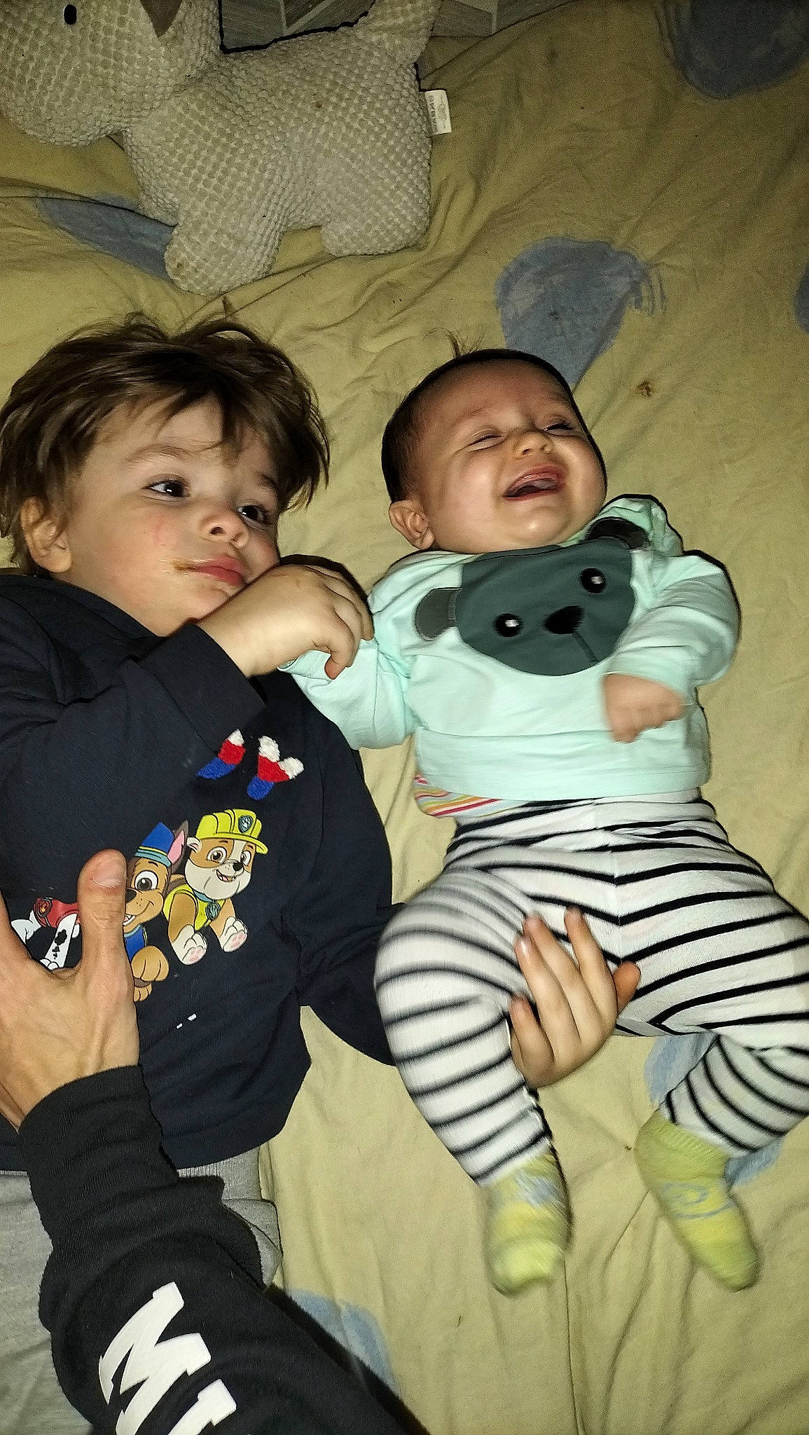 Eden a rejoint le concours — aidez-le/la à gagner de superbes lots ! baby_toddler_clothing, cheek, cool, face, facial_expression, finger, gesture, hairstyle, happy, head, human, interaction, nose, person, skin, sleeve, smile, standing, t_shirt, textile