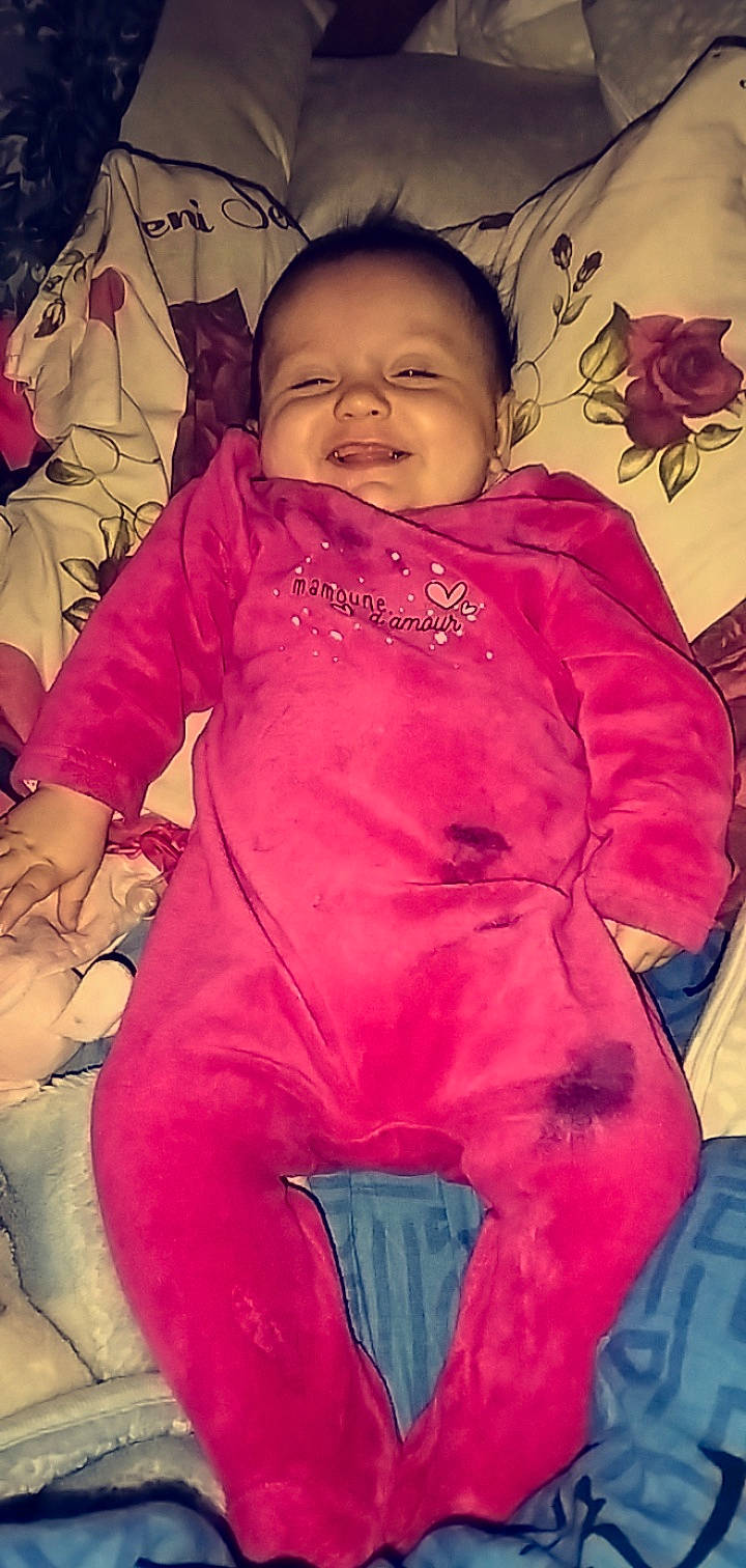 Eden participe au concours pour gagner de l'argent avec cette photo : arm, baby, baby_toddler_clothing, cheek, eye, face, hand, head, human, human_body, lip, mouth, neck, nose, person, pink, purple, skin, sleeve, smile