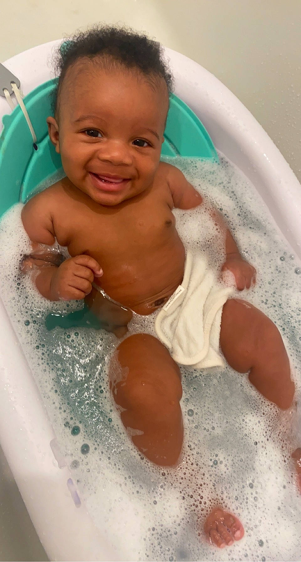Julius is registered to the contest to win money with this photo: baby, baby_bathing, bathing, bathroom, bathtub, cheek, chest, fluid, foam, fun, happy, joy, leisure, liquid, mouth, person, plumbing_fixture, skin, smile, thumb