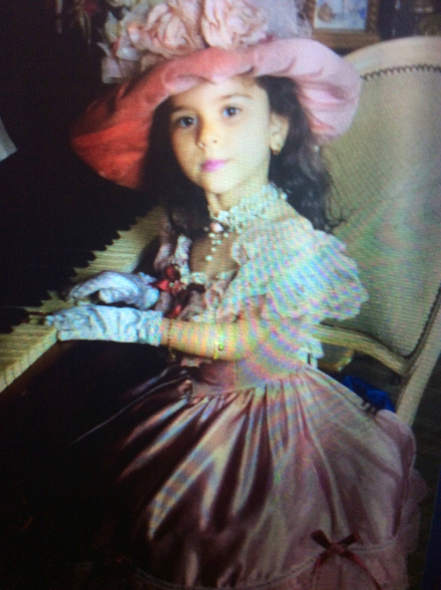 Nessrine participe au concours pour gagner de l'argent avec cette photo : art, costume, costume_design, doll, fawn, fictional_character, lady, person, pink, toy