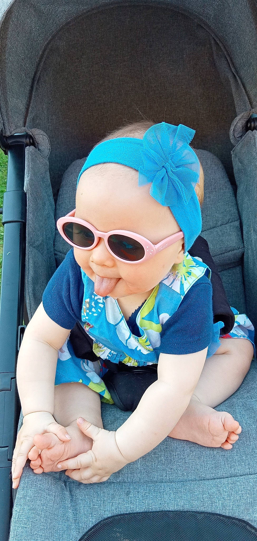 Clémence participe au concours pour gagner de l'argent avec cette photo : azure, baby, baby_toddler_clothing, cap, child, cool, electric_blue, eyewear, fun, glasses, goggles, happy, headgear, leg, leisure, person, personal_protective_equipment, summer, sunglasses, thigh