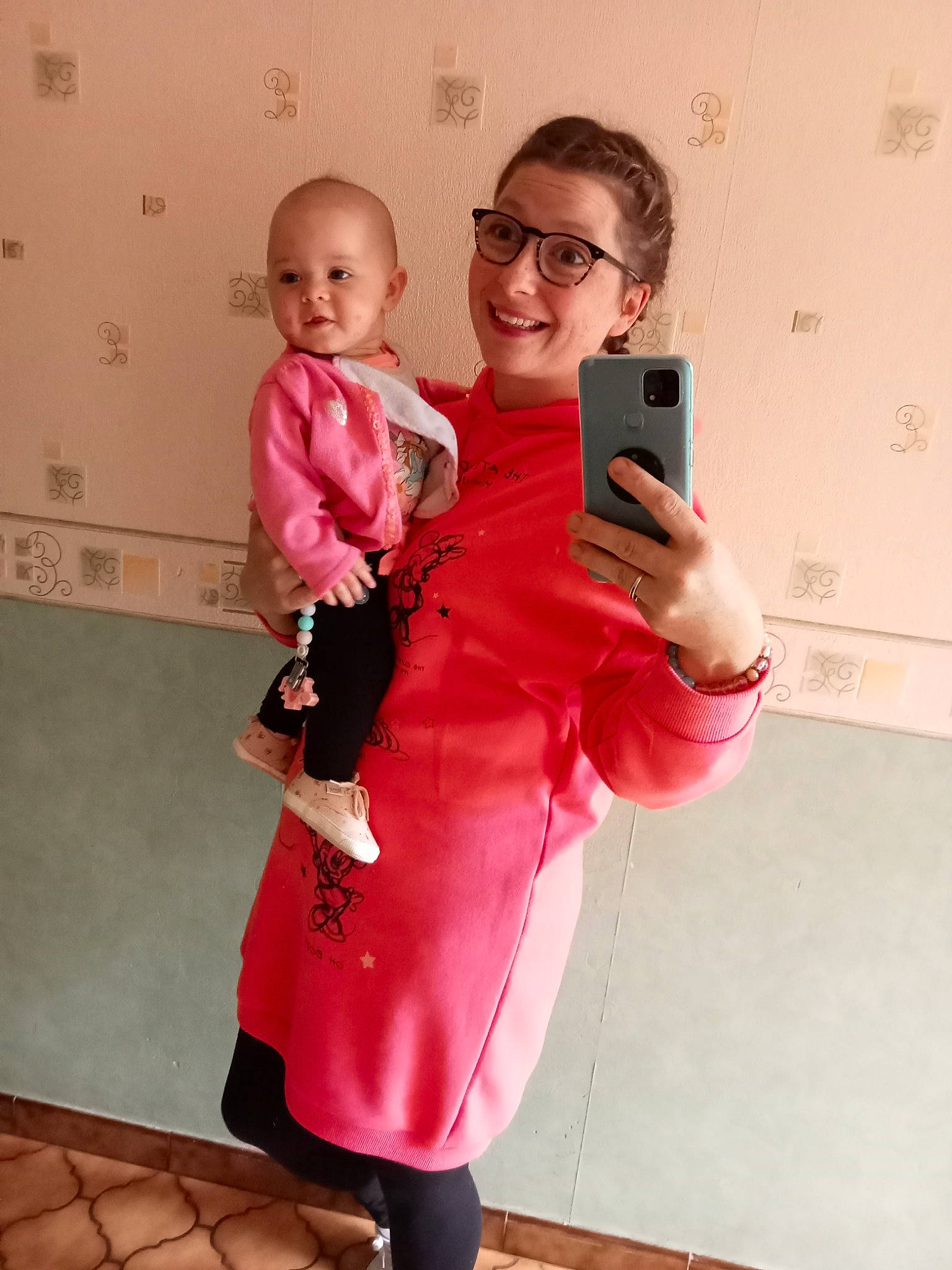 Clémence a rejoint le concours — aidez-le/la à gagner de superbes lots ! arm, communication_device, event, eyewear, gadget, gesture, happy, head, joint, joy, magenta, mobile_phone, person, pink, portable_communications_device, shoulder, skin, sleeve, smile, t_shirt