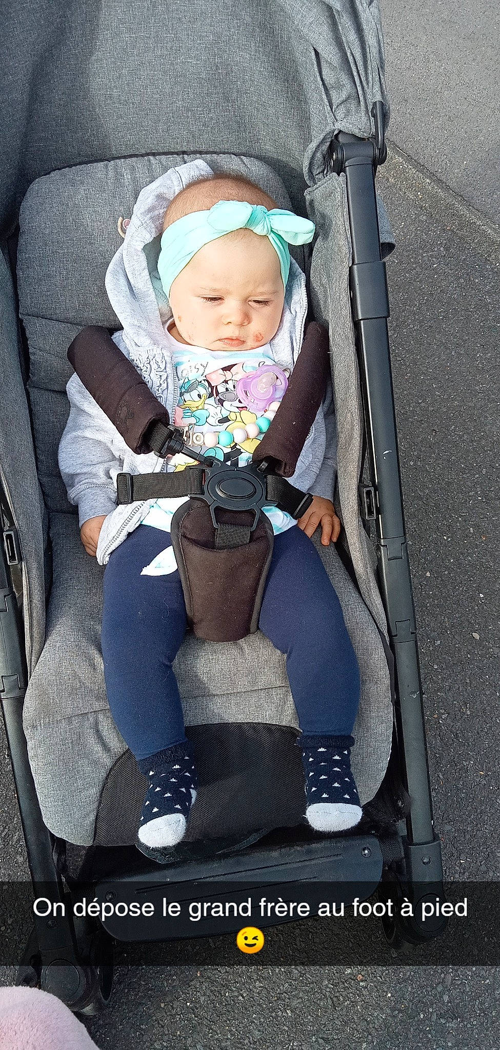 Clémence participe au concours pour gagner de l'argent avec cette photo : auto_part, baby, baby_carriage, baby_products, baby_safety, baby_toddler_clothing, car_seat, child, comfort, electric_blue, face, fun, head, lap, leg, person, personal_protective_equipment, product, sitting, toddler