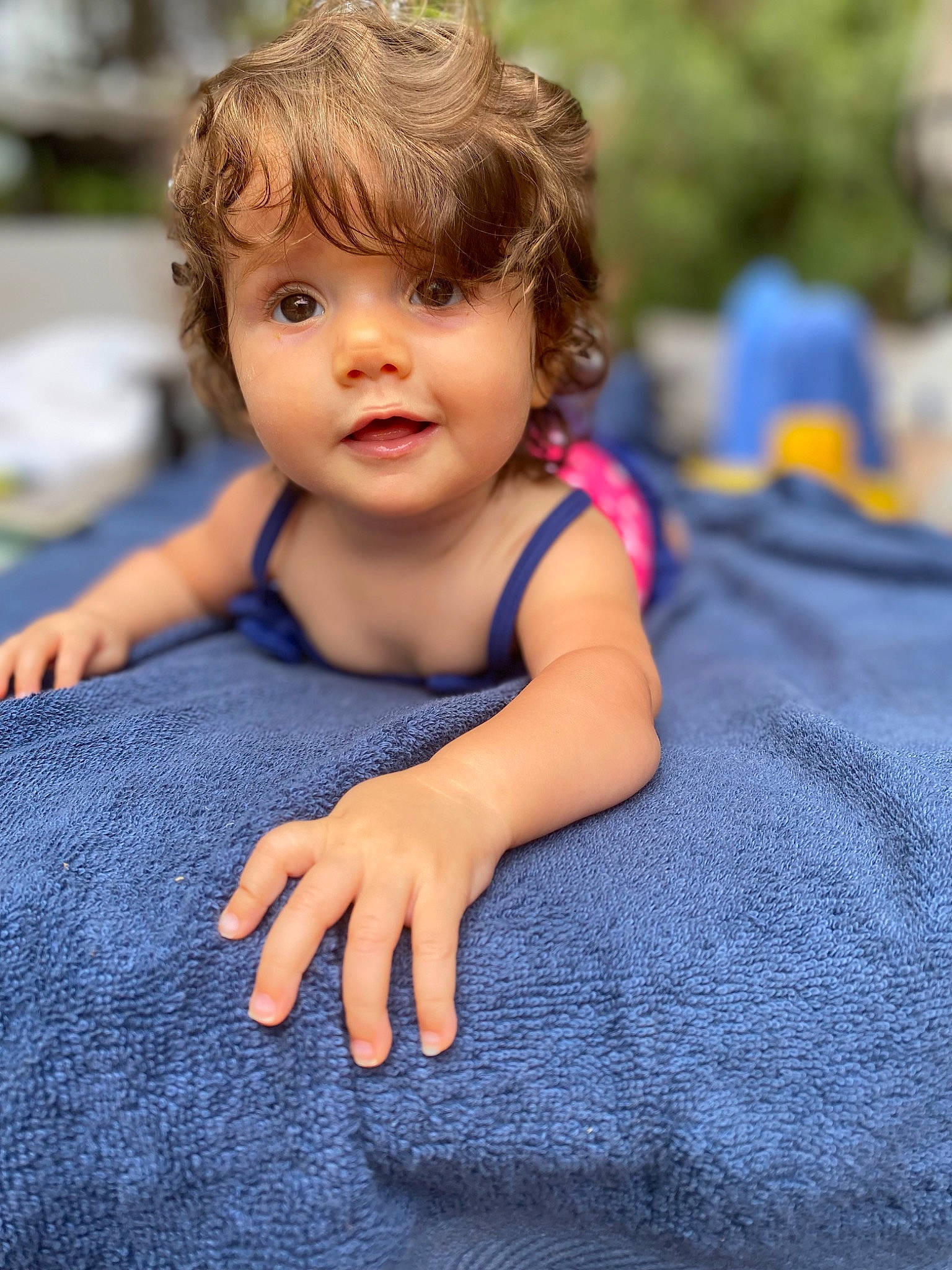 Cinthia a rejoint le concours — aidez-le/la à gagner de superbes lots ! baby, blond, child, electric_blue, eye, flash_photography, grass, happy, iris, leisure, people_in_nature, person, plant, play, recreation, sitting, skin, smile, t_shirt, toddler