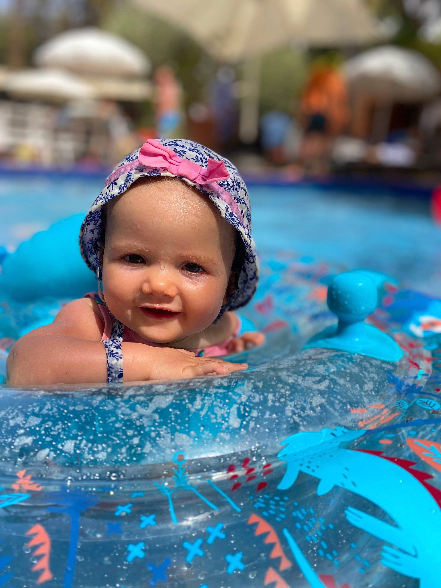 Cinthia a rejoint le concours — aidez-le/la à gagner de superbes lots ! baby, blue, cap, child, electric_blue, event, fun, happy, headwear, leisure, leisure_centre, person, personal_protective_equipment, play, recreation, swim_cap, swimmer, swimming_pool, toddler, vacation