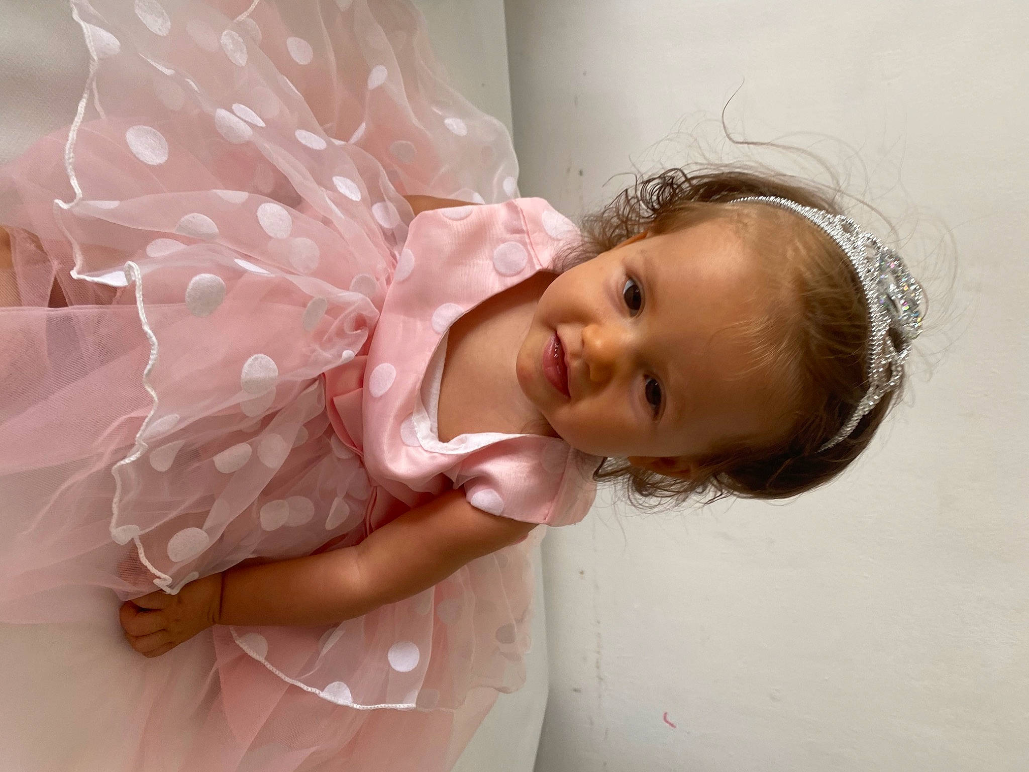 Cinthia a rejoint le concours — aidez-le/la à gagner de superbes lots ! baby, baby_toddler_clothing, bathing, blond, bridal_accessory, dress, embellishment, eyebrow, eyelash, face, fashion_accessory, flash_photography, hair_accessory, happy, headpiece, iris, lip, person, skin, smile
