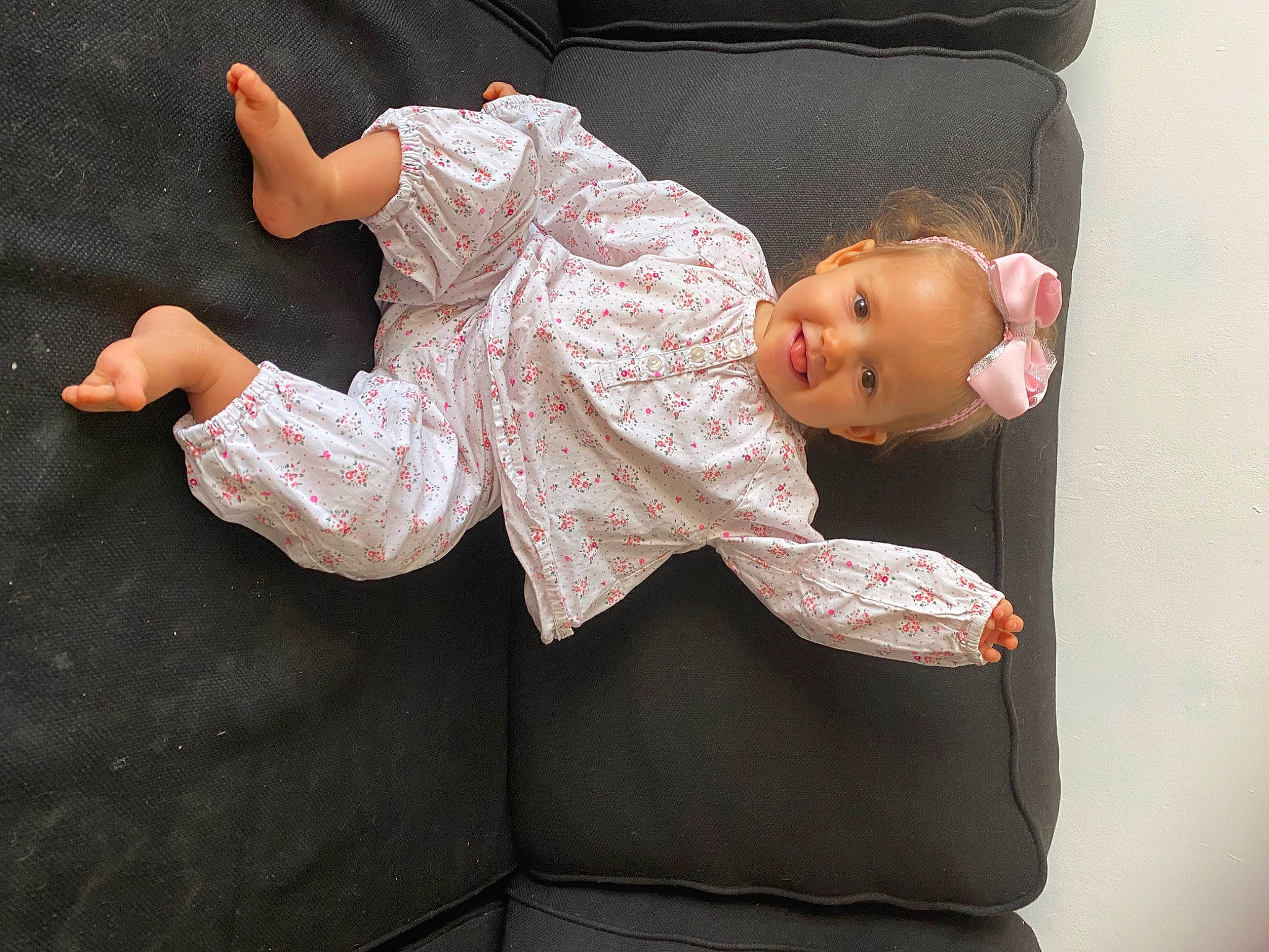 Cinthia participe au concours pour gagner de l'argent avec cette photo : baby, baby_products, baby_toddler_clothing, barefoot, cheek, child, comfort, couch, flash_photography, foot, joy, linens, person, sitting, sleeve, toddler