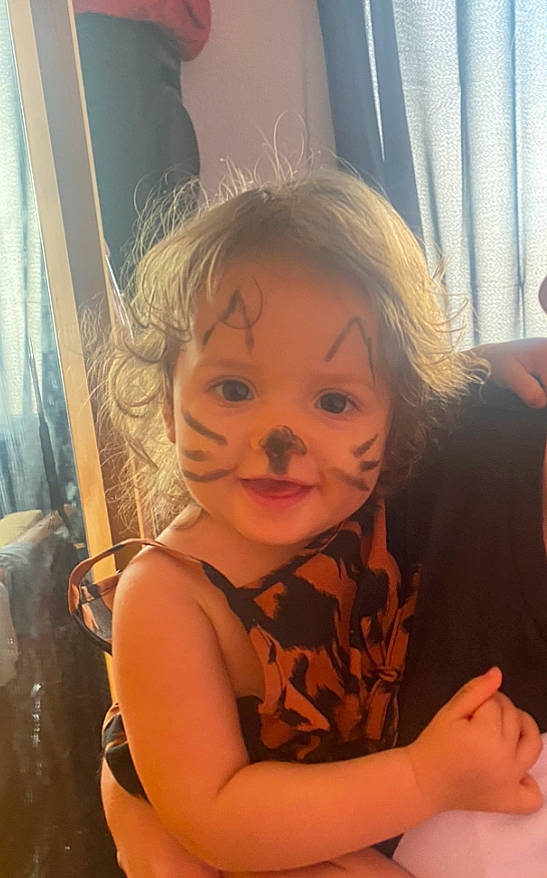 Cinthia participe au concours pour gagner de l'argent avec cette photo : arm, cheek, eyebrow, face, facial_expression, finger, gesture, hairstyle, happy, head, human, human_body, iris, leg, lip, mammal, mouth, nose, organ, person