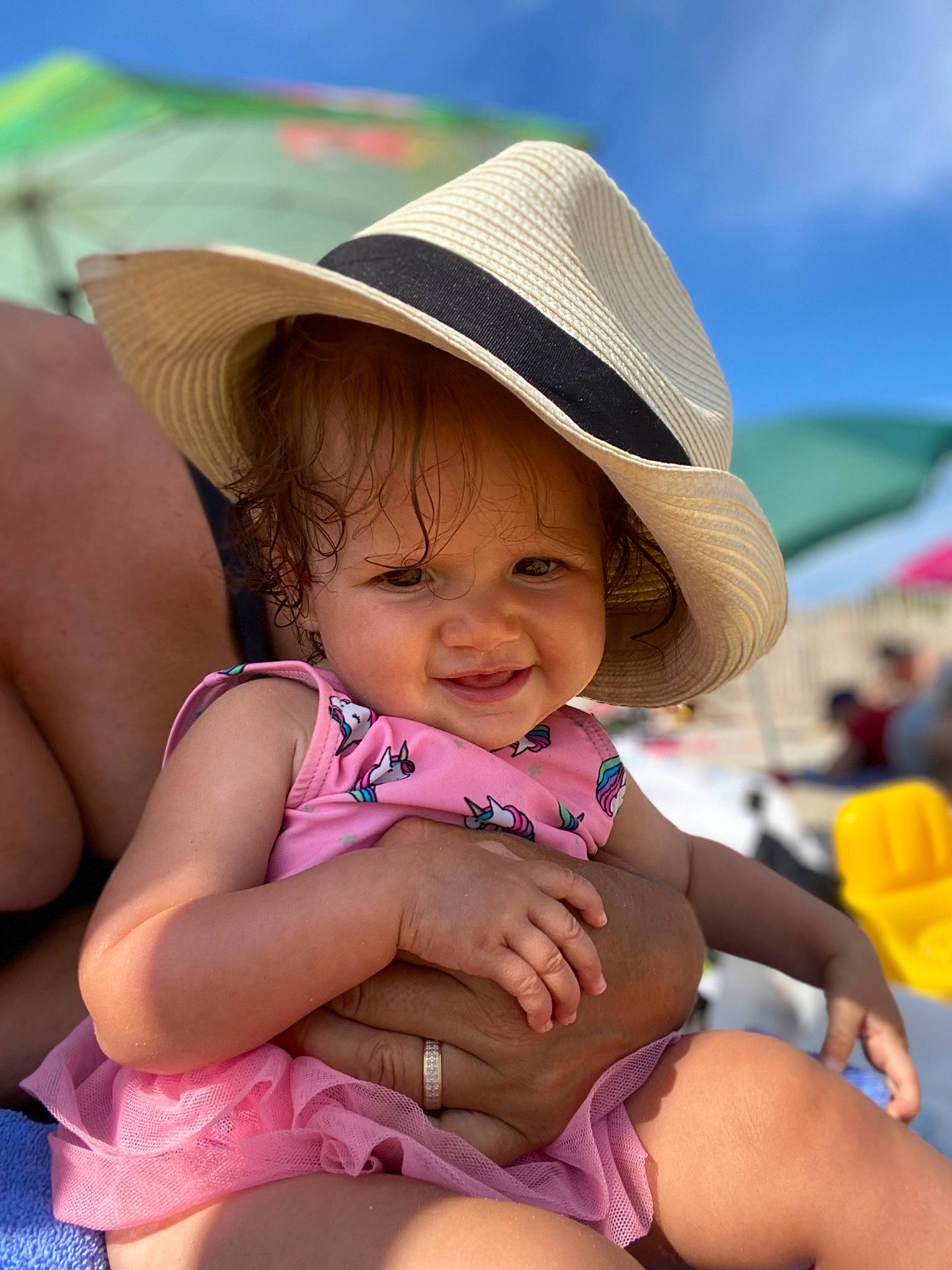 Cinthia a rejoint le concours — aidez-le/la à gagner de superbes lots ! baby, baby_toddler_clothing, child, facial_expression, fun, happy, hat, headgear, leisure, people, people_in_nature, person, photograph, pink, recreation, skin, sky, smile, sun_hat, thigh
