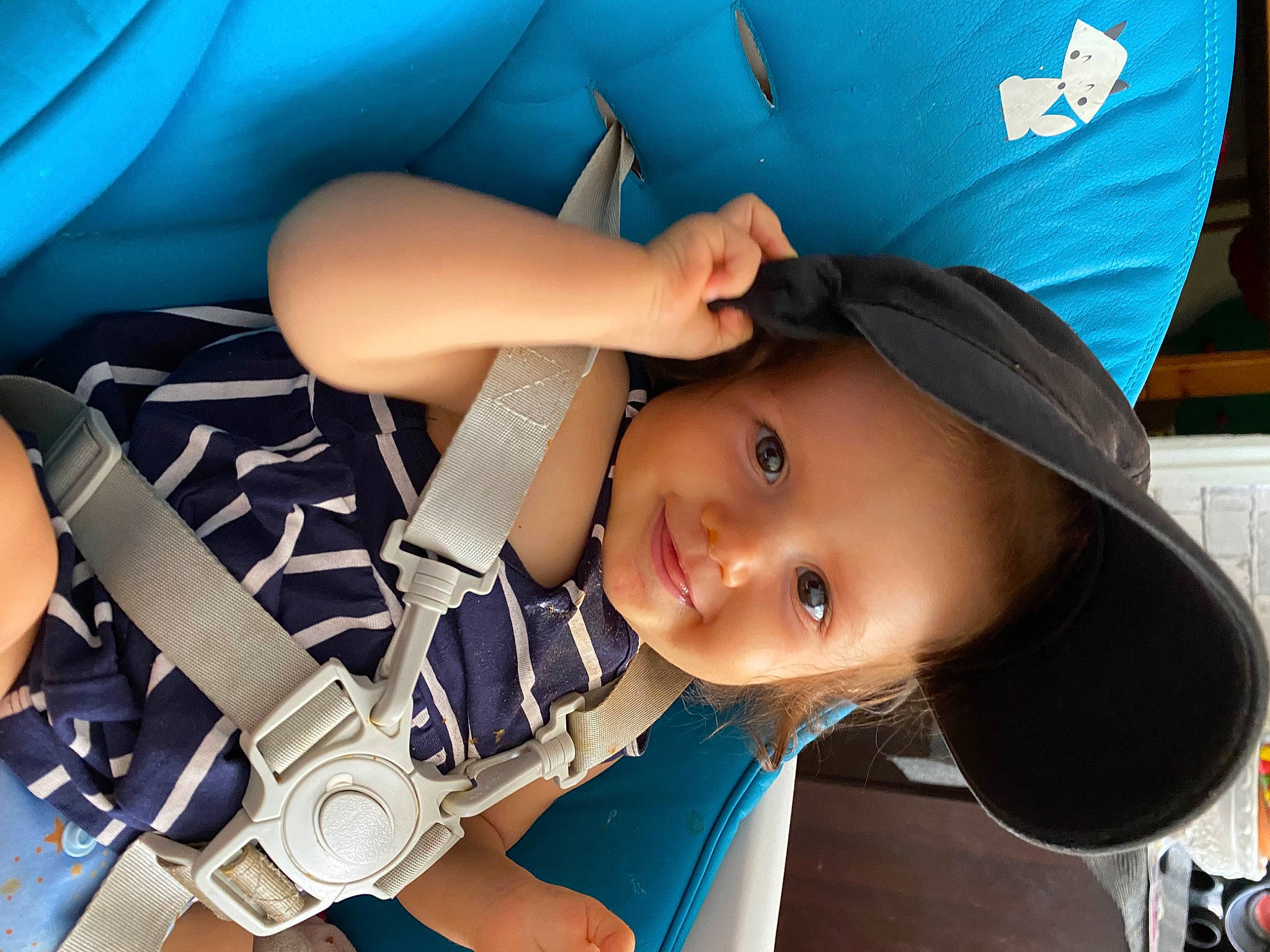 Cinthia a rejoint le concours — aidez-le/la à gagner de superbes lots ! baby, baseball_cap, beauty, blue, cap, child, elbow, electric_blue, fashion_accessory, fun, happy, hat, headwear, joy, leisure, mouth, person, photograph, recreation, smile