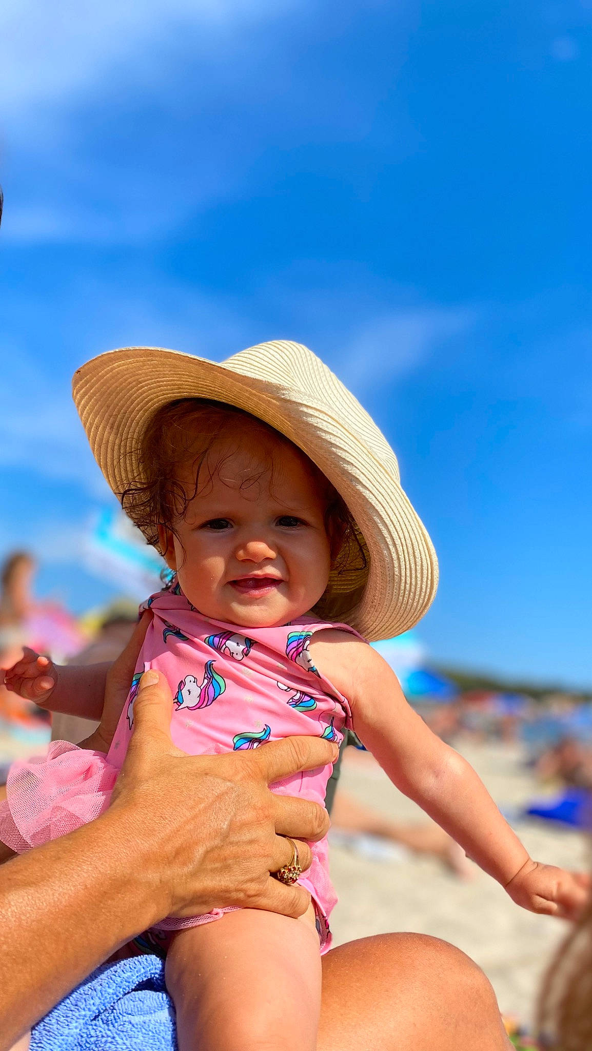 Cinthia participe au concours pour gagner de l'argent avec cette photo : azure, baby, body_of_water, cloud, fun, happy, hat, headgear, headwear, human, leisure, people_in_nature, people_on_beach, person, sand, skin, sky, summer, sun_hat, sunlight