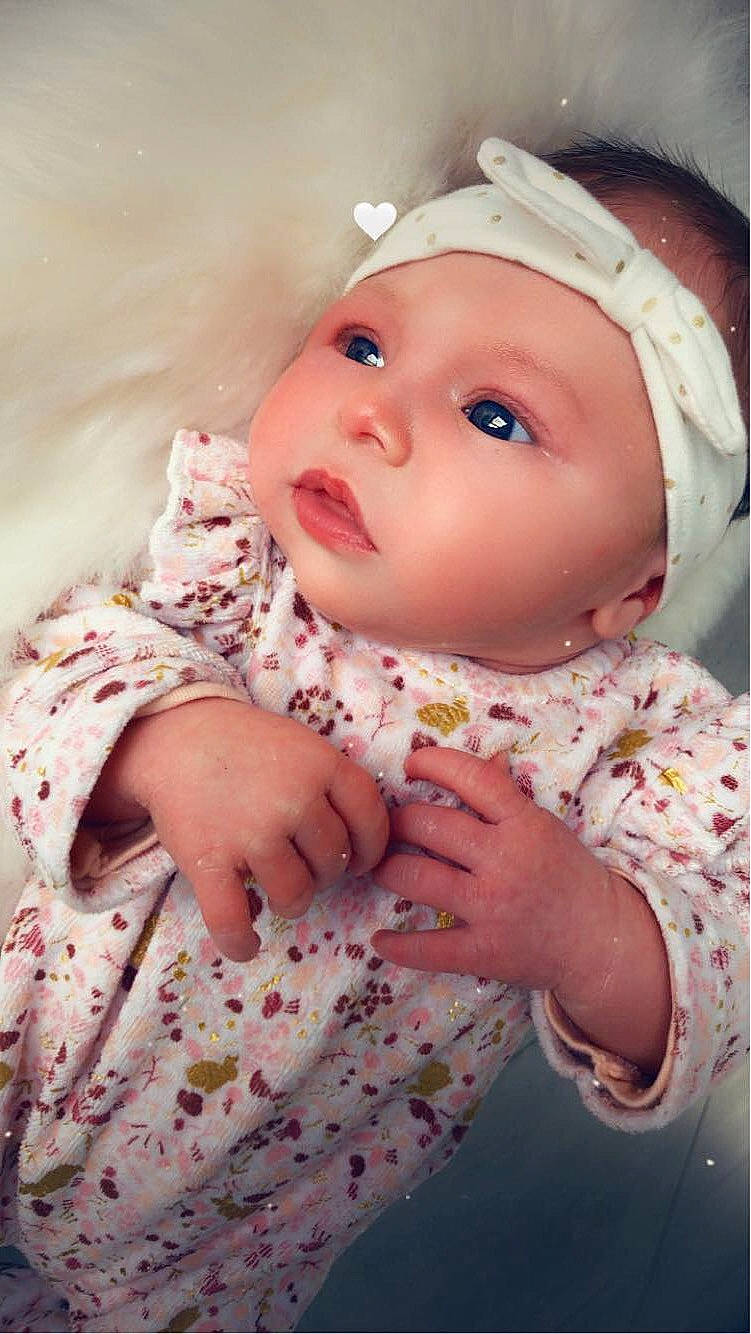 Océane a rejoint le concours — aidez-le/la à gagner de superbes lots ! baby, baby_toddler_clothing, cap, cheek, dress, eye, eyebrow, eyelash, finger, hand, happy, hat, headgear, headwear, human_body, iris, lip, nose, person, pink