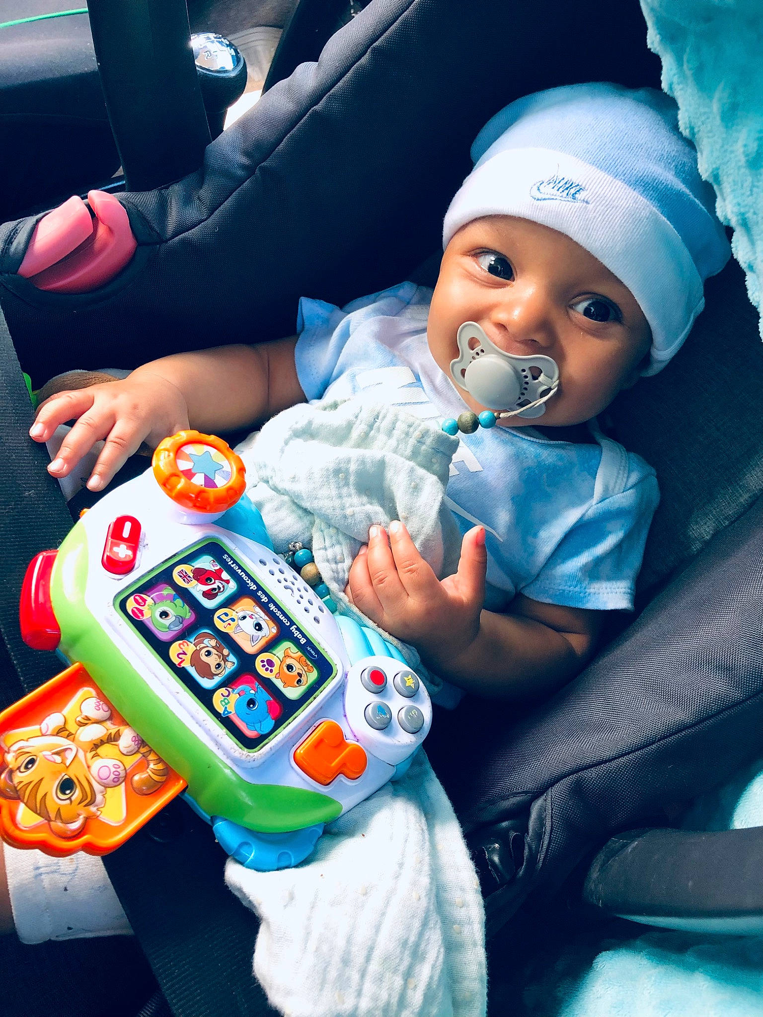 Ewan participe au concours pour gagner de l'argent avec cette photo : baby, baby_toddler_clothing, cap, car_seat, child, comfort, communication_device, cool, electric_blue, finger, fun, happy, headwear, nail, person, photograph, product, snapshot, thumb, toddler