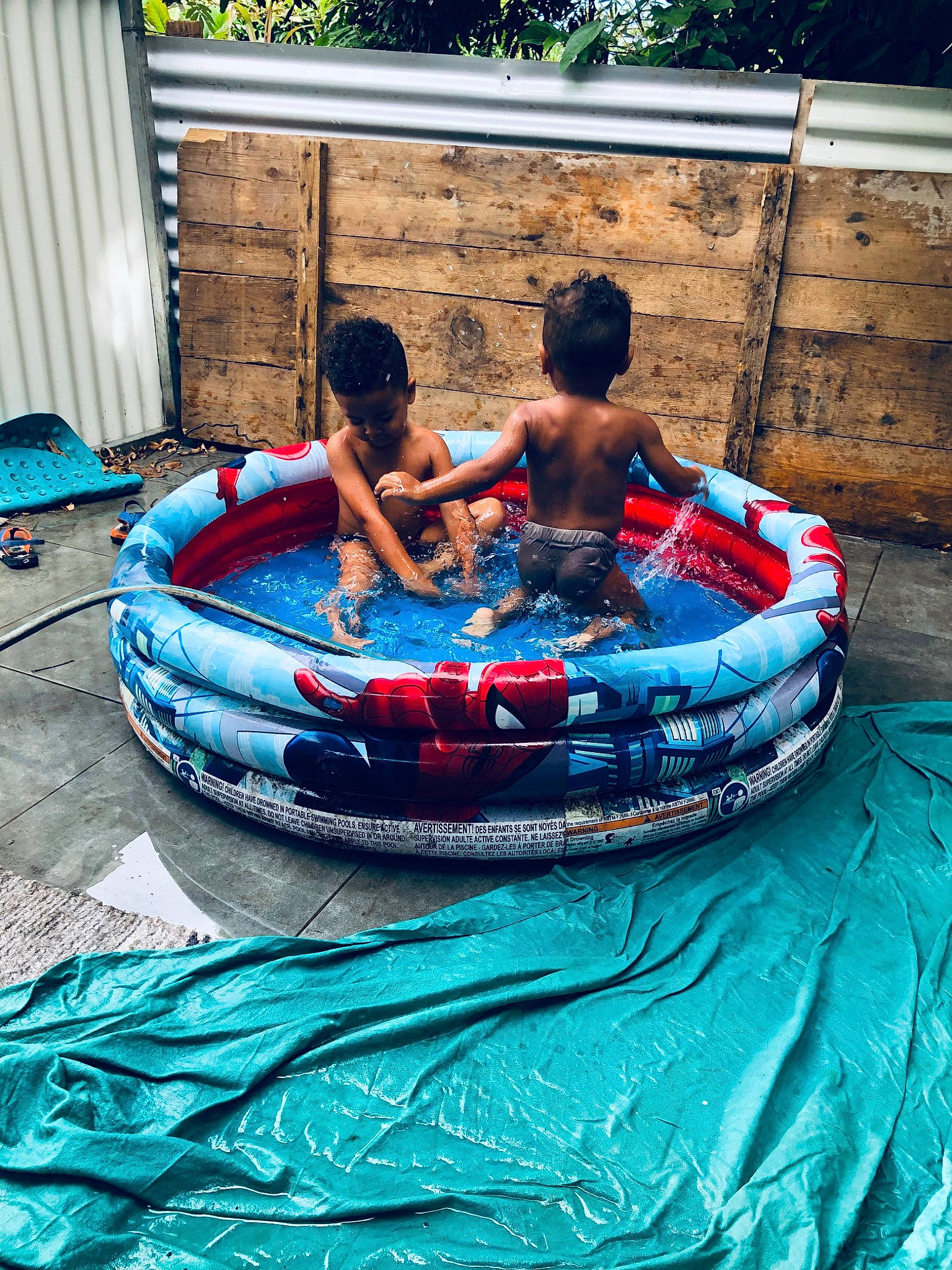 Ewan a rejoint le concours — aidez-le/la à gagner de superbes lots ! aqua, automotive_exterior, boats_and_boating_equipment_and_supplies, bumper, electric_blue, event, fun, grass, inflatable, leisure, leisure_centre, nonbuilding_structure, outdoor_recreation, person, play, recreation, sports, toddler, tubing, water