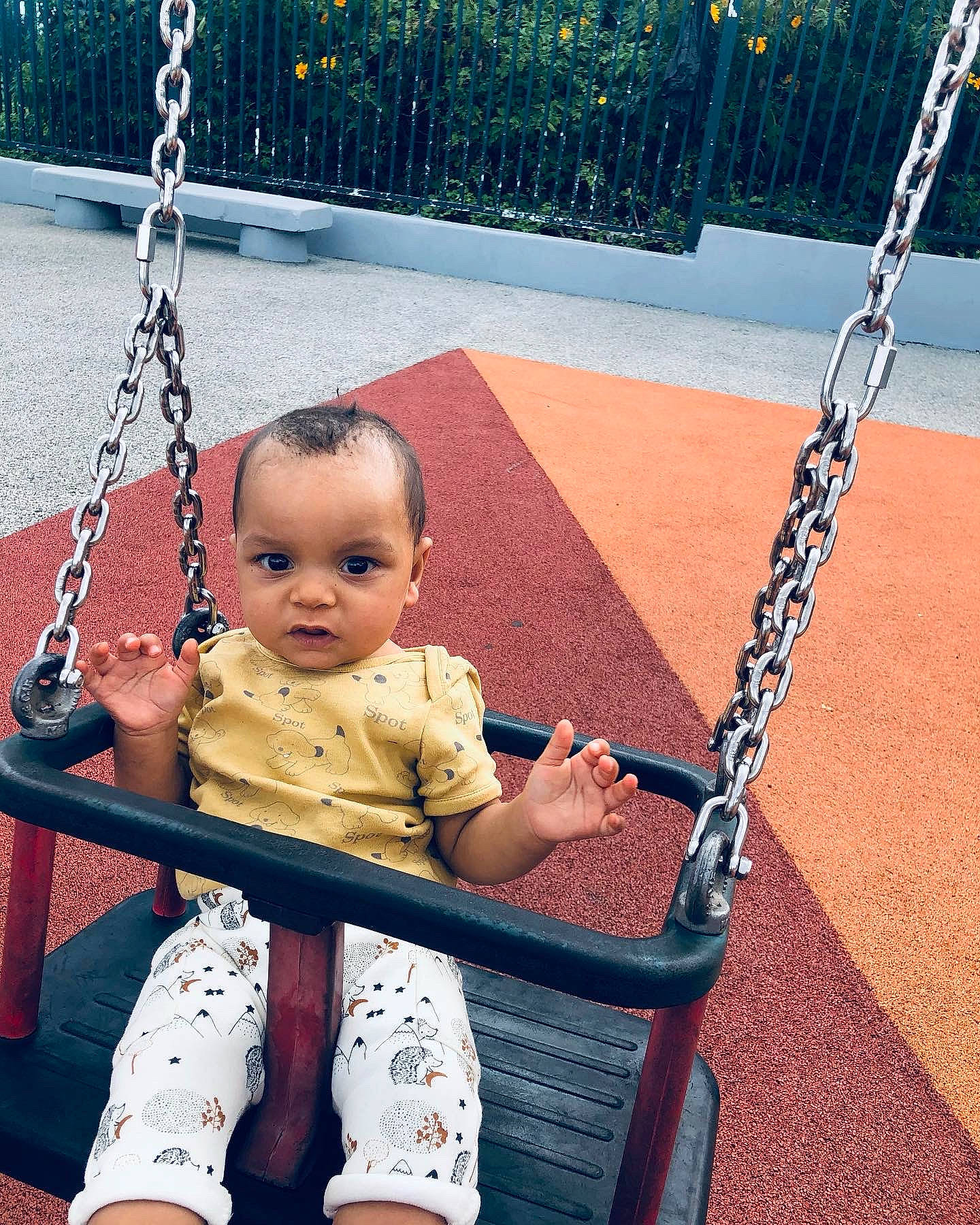 Ewan a rejoint le concours — aidez-le/la à gagner de superbes lots ! arm, black, blue, cool, fun, green, human, leg, leisure, line, person, photograph, playground, product, public_space, recreation, standing, swing, toddler, white