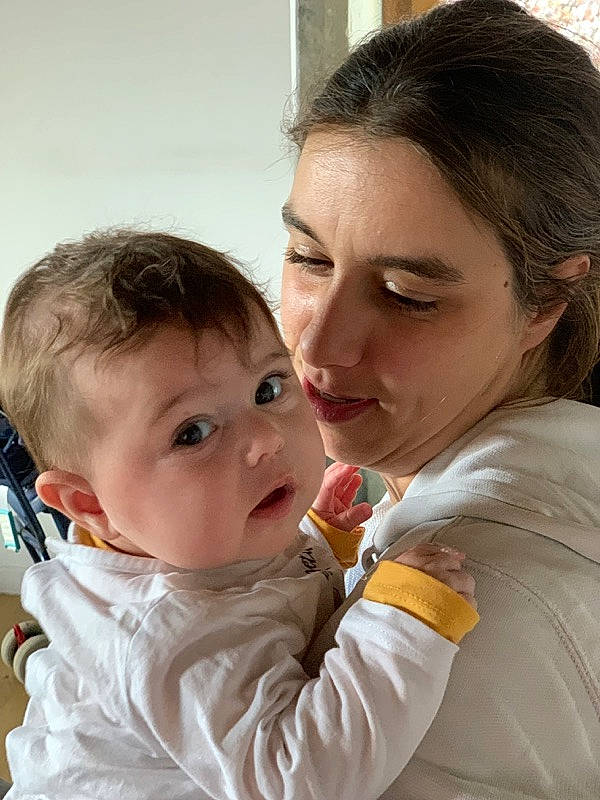 Aléyna a rejoint le concours — aidez-le/la à gagner de superbes lots ! baby, baby_toddler_clothing, cheek, child, comfort, ear, fun, gesture, happy, iris, lip, love, nose, person, portrait_photography, sitting, skin, smile, toddler, vacation