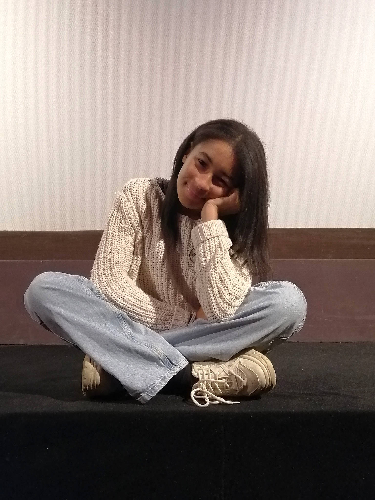 Madysson a rejoint le concours — aidez-le/la à gagner de superbes lots ! brown_hair, comfort, denim, elbow, fashion_design, flash_photography, floor, flooring, foot, grey, happy, human_leg, joy, knee, leg, long_hair, person, shoe, sitting, smile