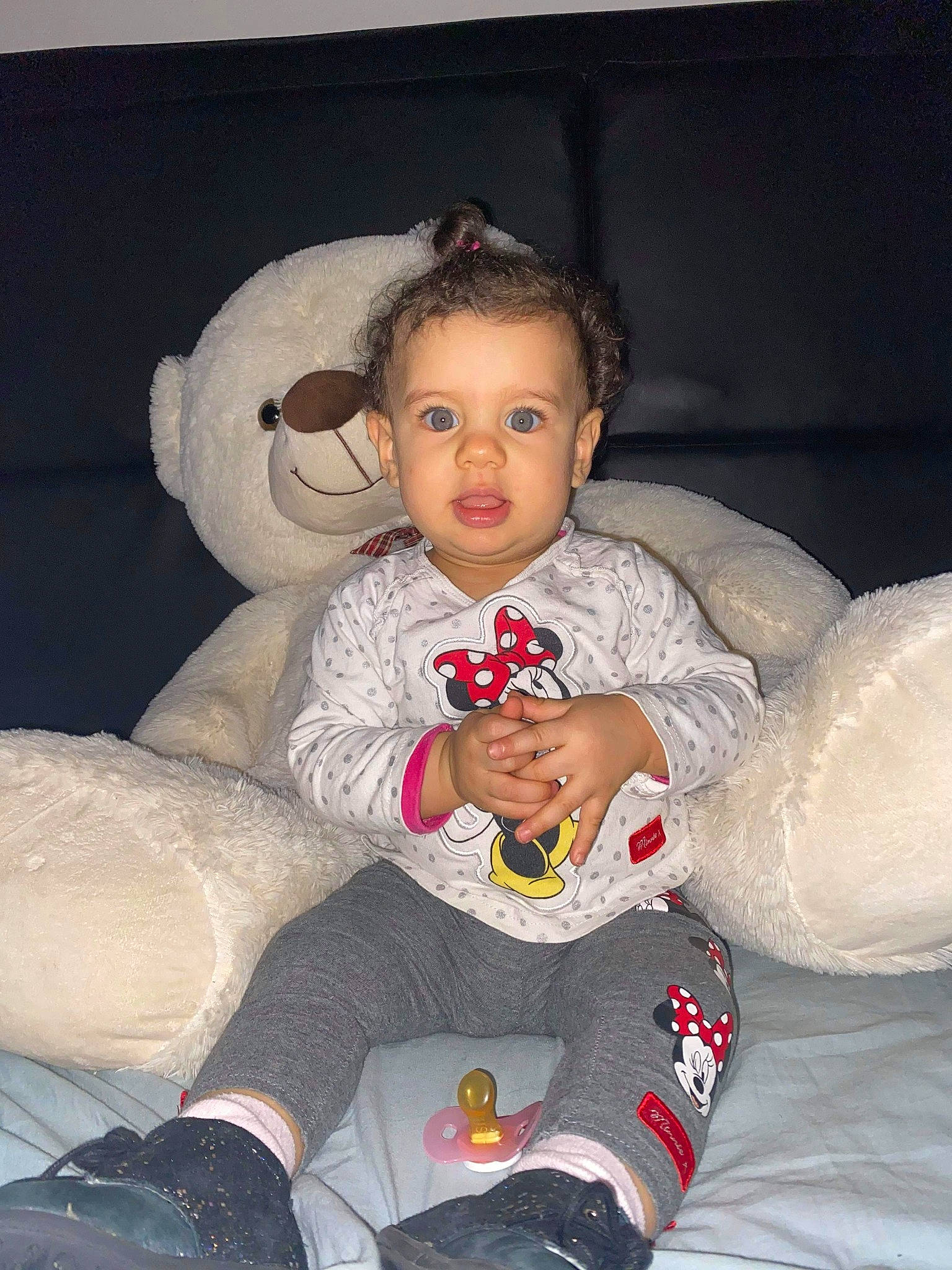 Célia a rejoint le concours — aidez-le/la à gagner de superbes lots ! baby, child, eye, person, sitting, toddler