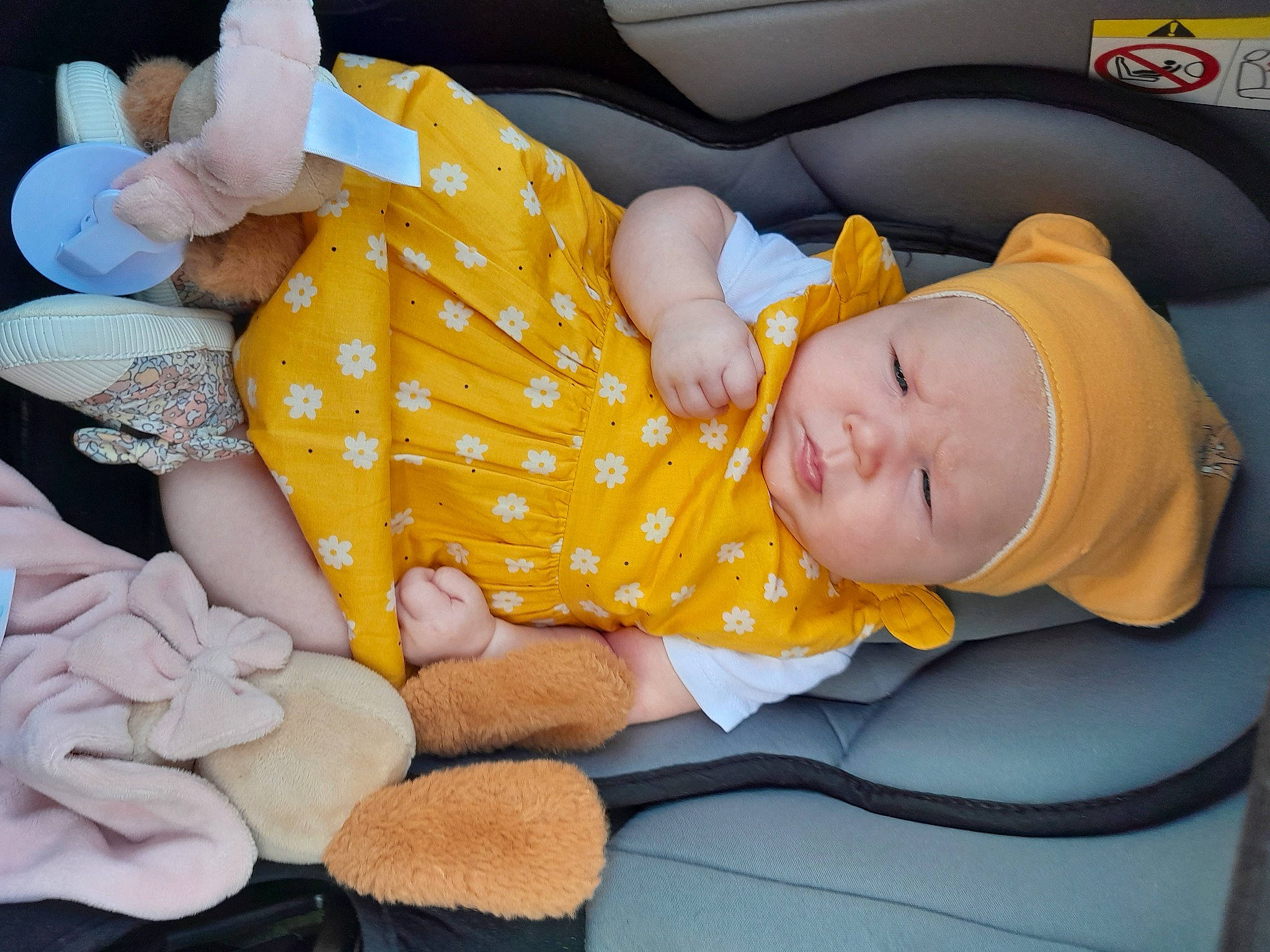 Mya a rejoint le concours — aidez-le/la à gagner de superbes lots ! baby, baby_products, baby_safety, baby_sleeping, baby_toddler_clothing, bedtime, car_seat, child, comfort, finger, hat, headwear, lap, linens, nail, nap, person, room, sitting, sleep