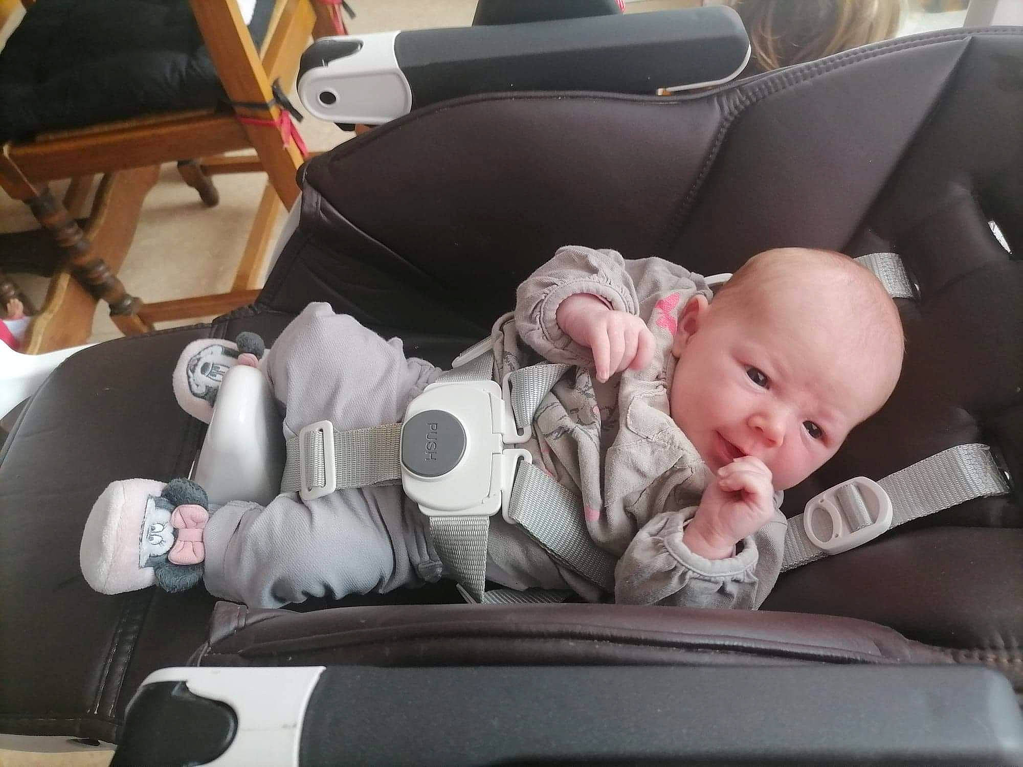 Mya a rejoint le concours — aidez-le/la à gagner de superbes lots ! auto_part, baby, baby_carriage, baby_in_car_seat, baby_products, baby_safety, baby_toddler_clothing, car_seat, chair, child, comfort, family_car, health_care, luxury_vehicle, motor_vehicle, person, product, seat_belt, service, sitting